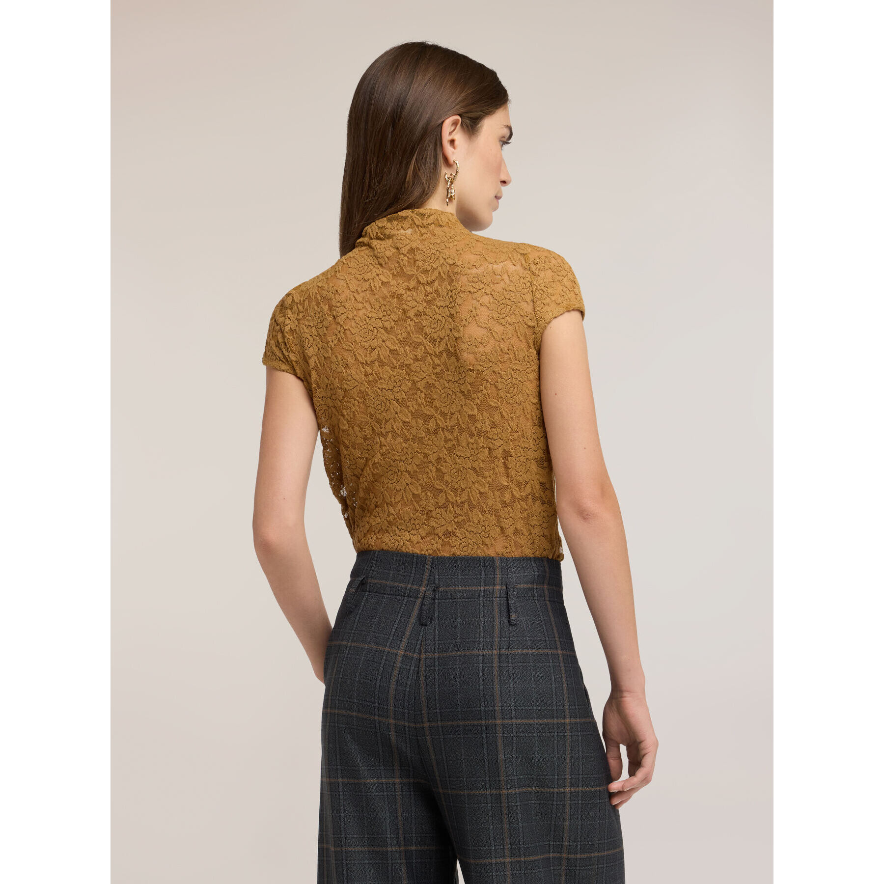 Motivi - T-shirt in pizzo con collo alto e orlo smerlato - Giallo