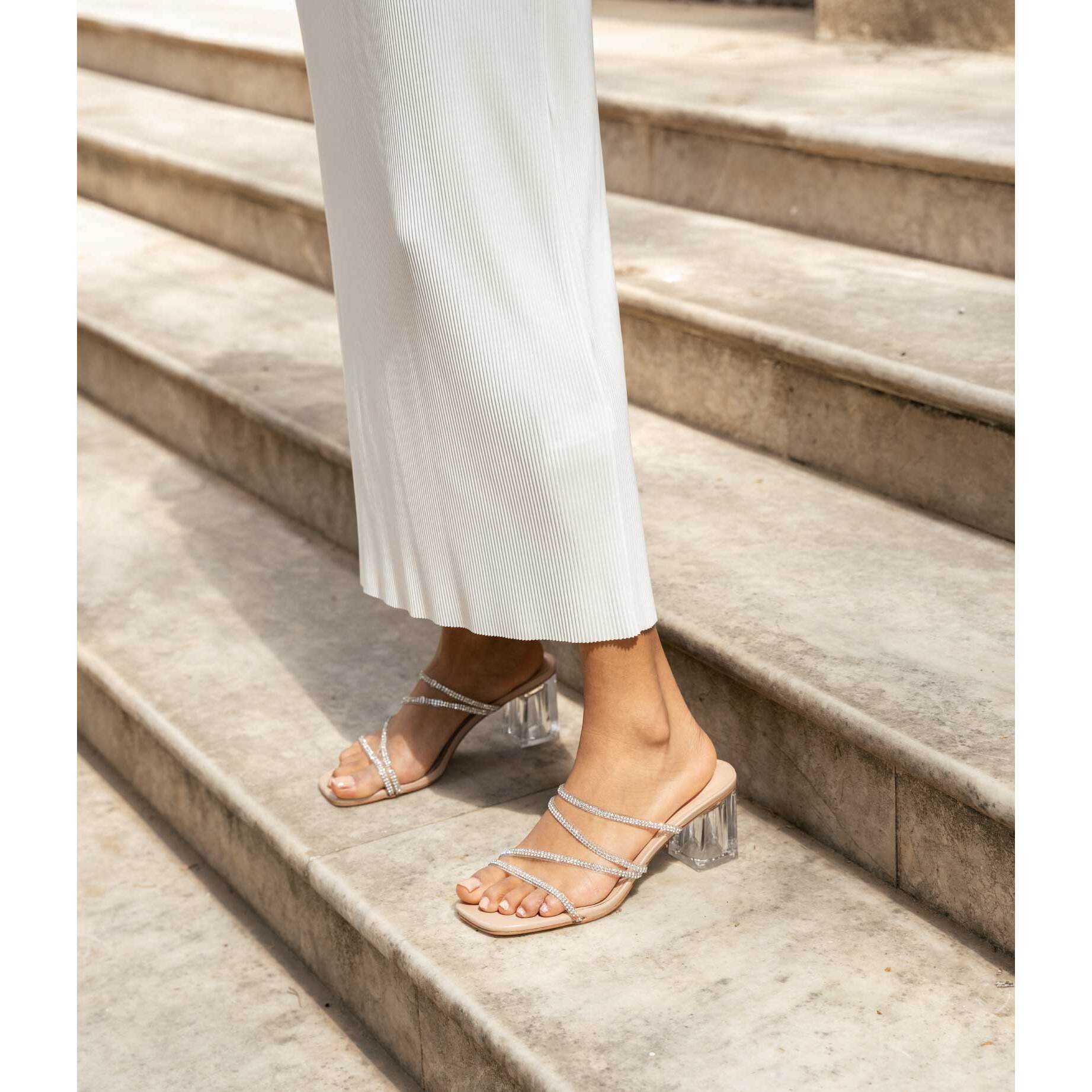 Sandalias de tacón transparentes con brillantes