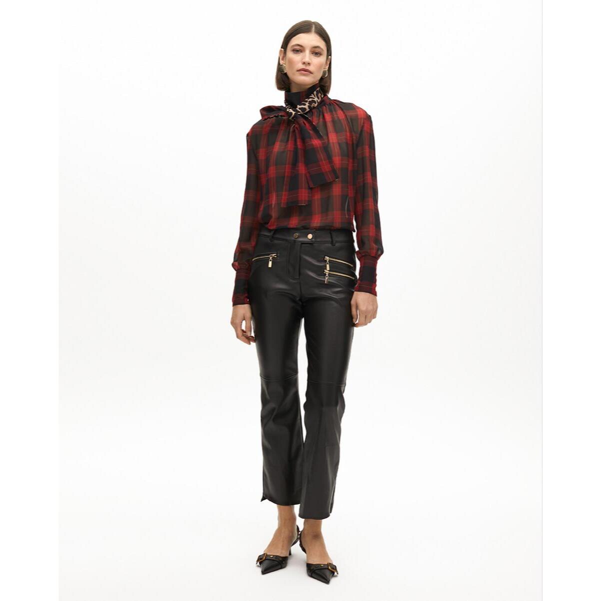 Pantaloni effetto pelle con zip