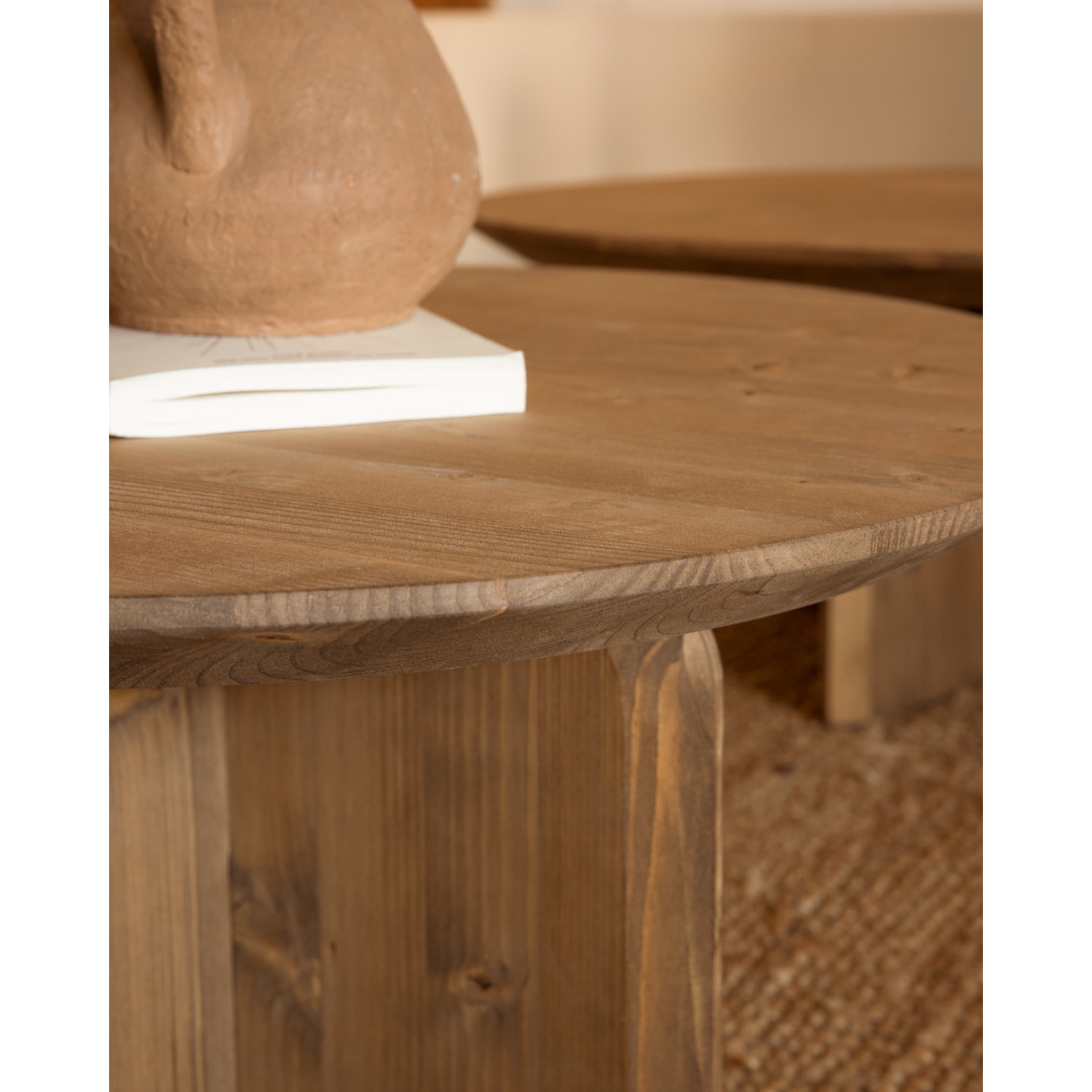 Table basse ronde en bois massif ton chêne foncé en différentes tailles