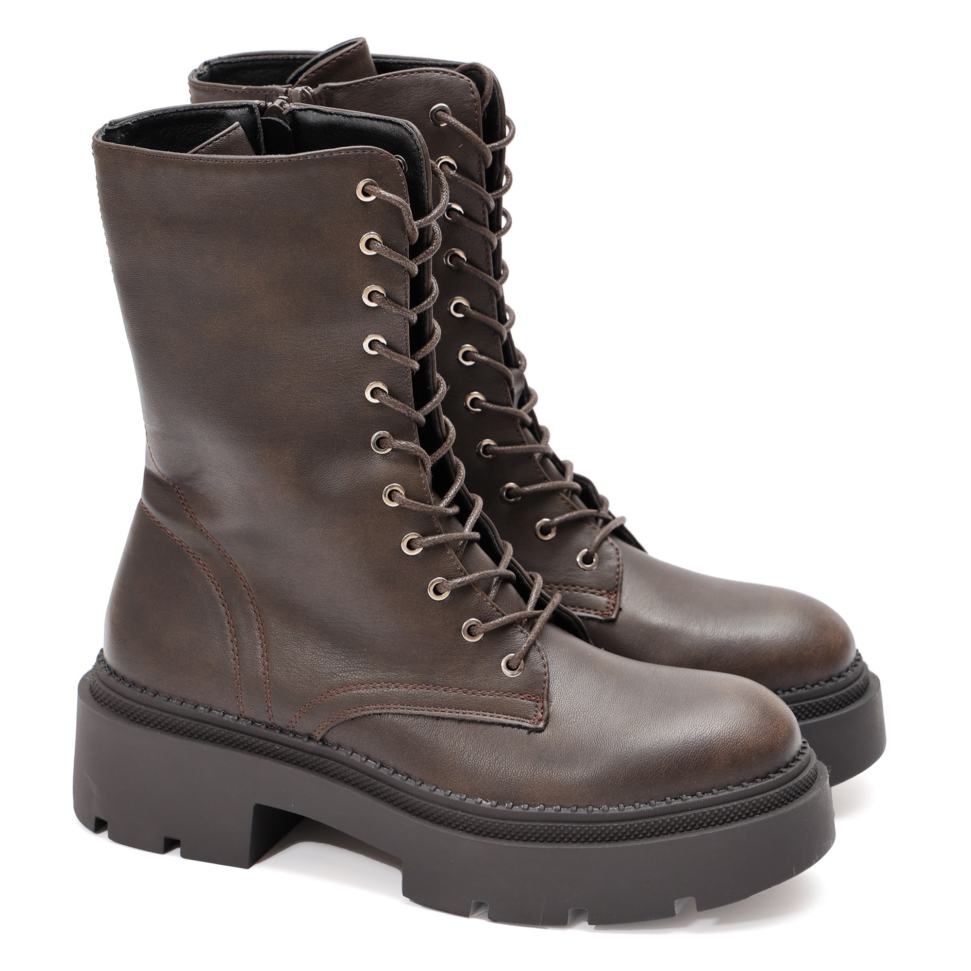 Anfibi in simil pelle con stringhe