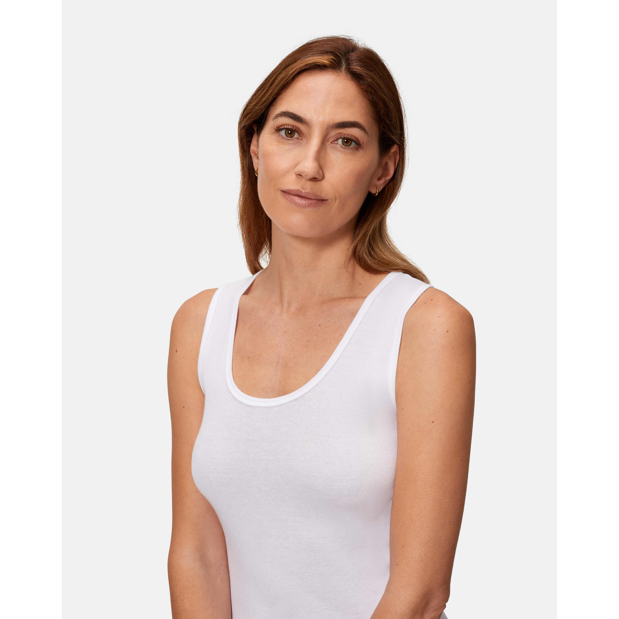 Camiseta de tirantes anchos de patrón básico con escote redondo ligeramente escotado