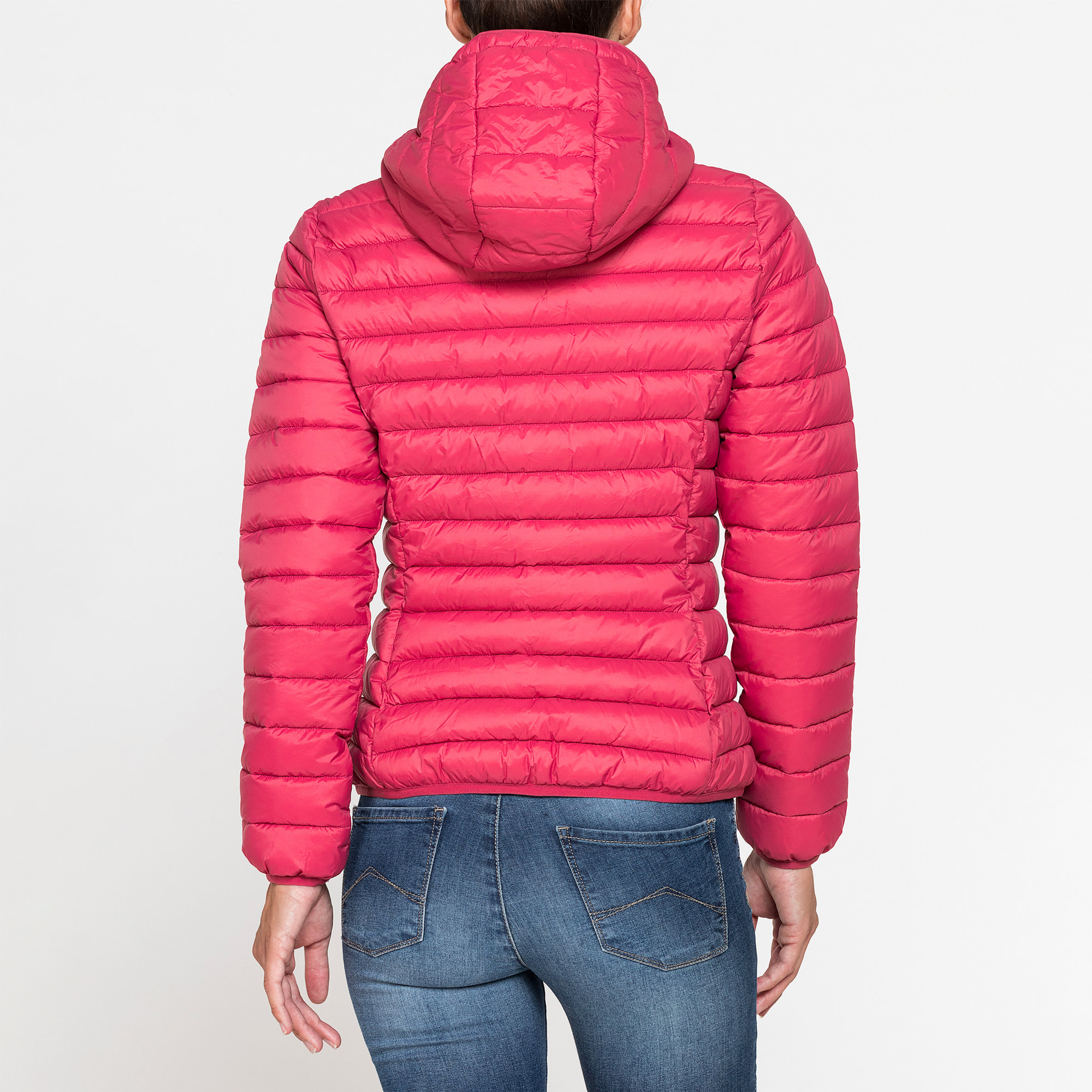 GIUBBOTTO RESISTENTE ALLA PIOGGIA CON IMBOTTITURA ULTRA LEGGERA. Vestibilità regolare.