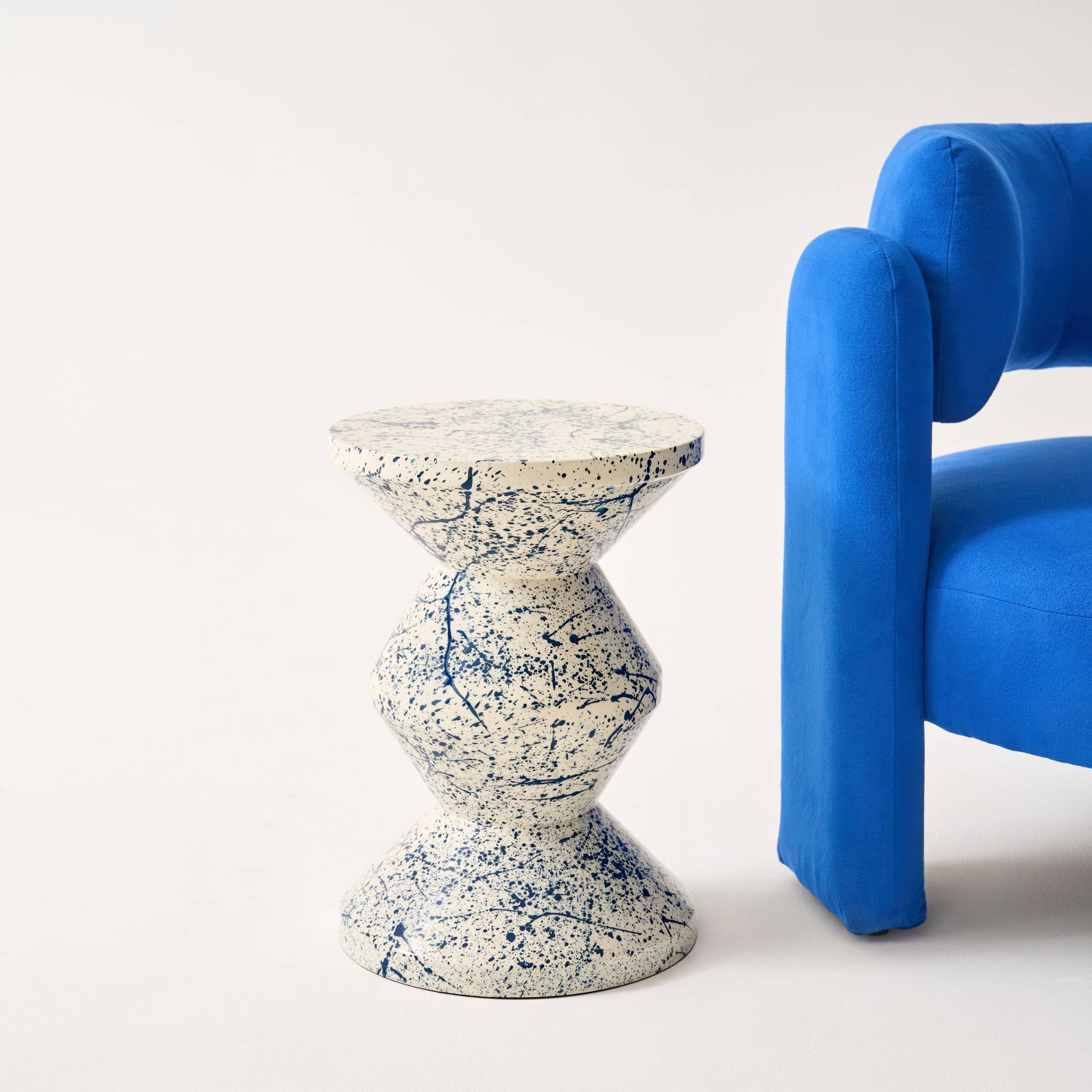 Table d'appoint. bout de canapé. table de chevet acier émaillé. motif moucheté bleu Ø33 x H 47cm - Zina