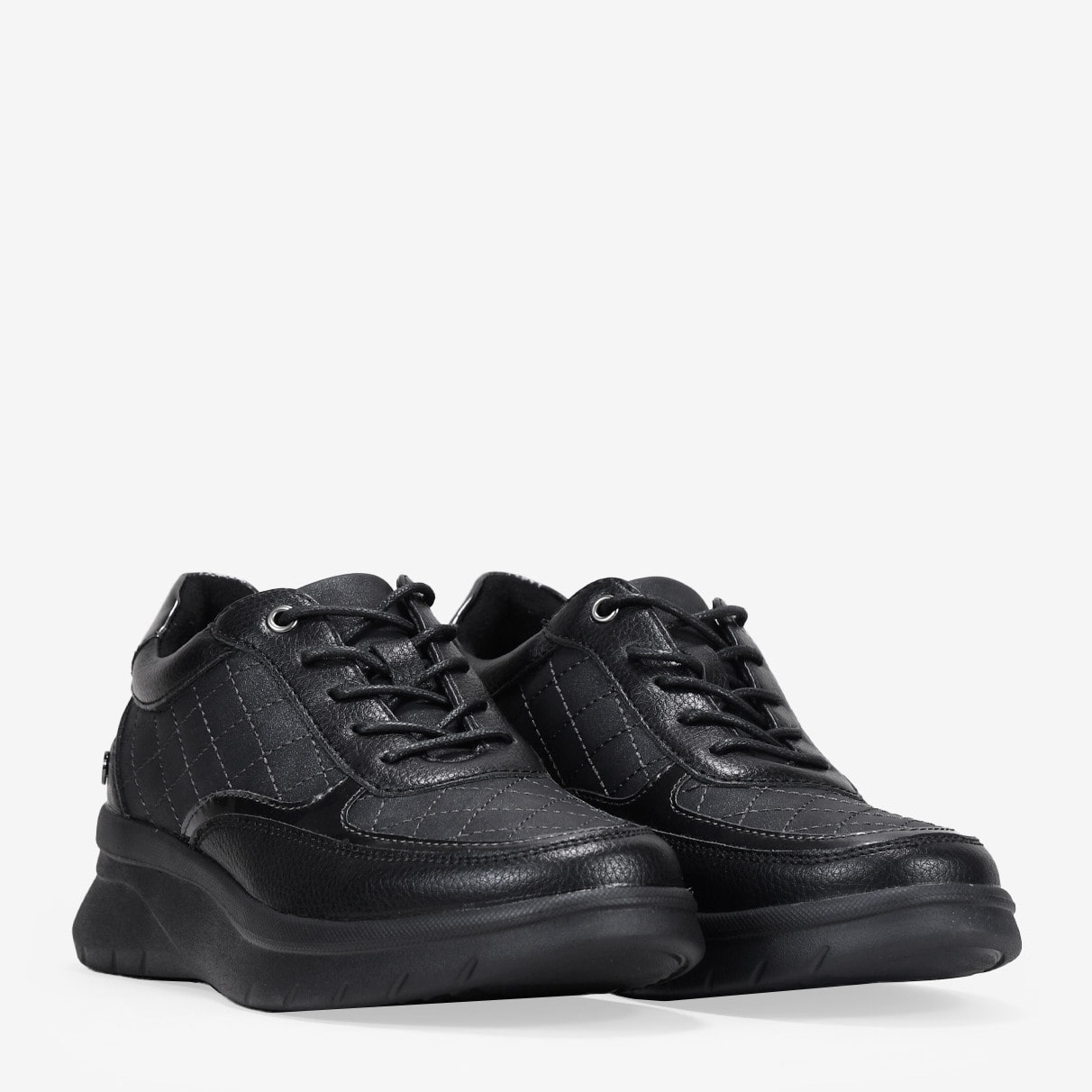 Zapatillas negras de cuña con cordones