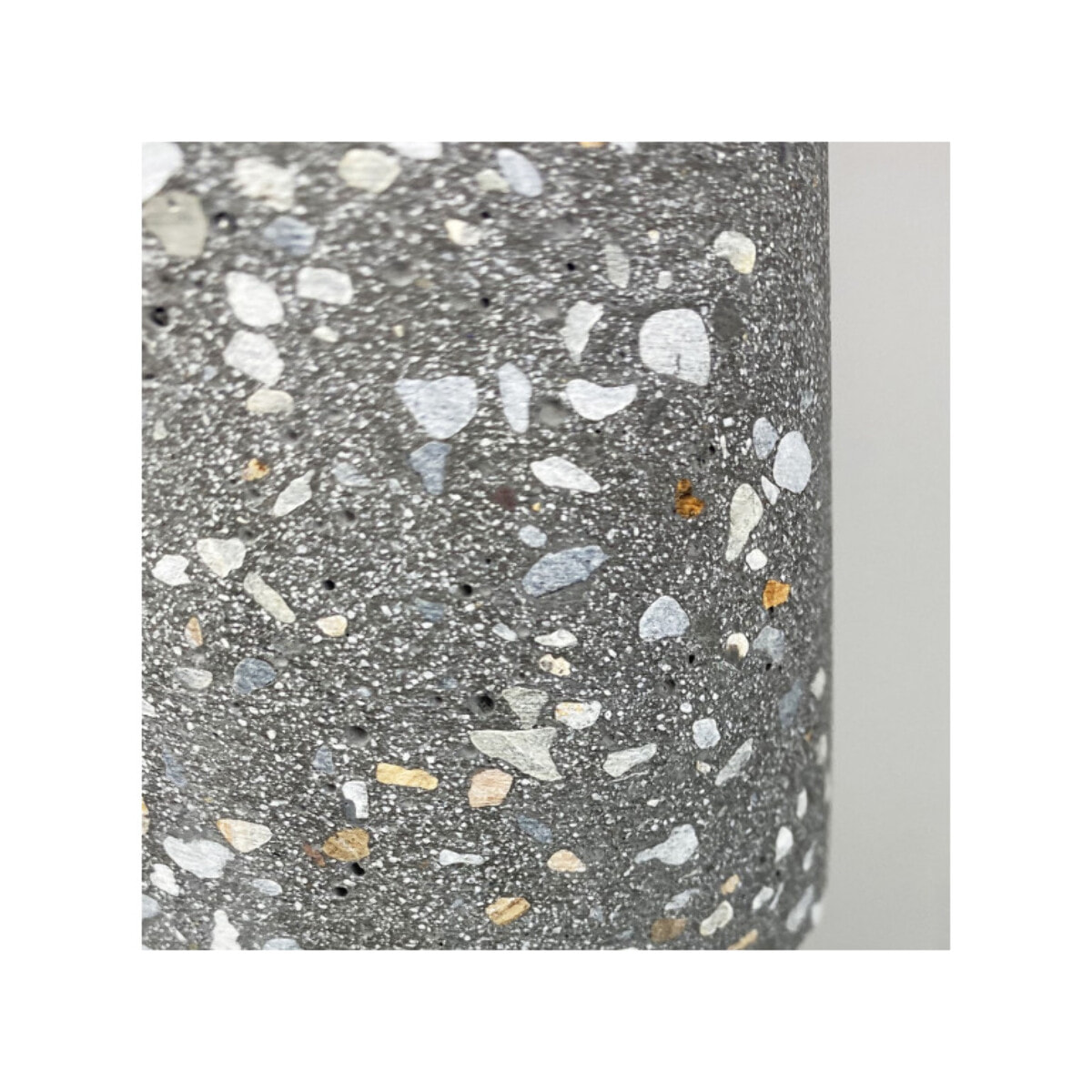 Suspension lumineuse en terrazzo gris ciment - PRAO