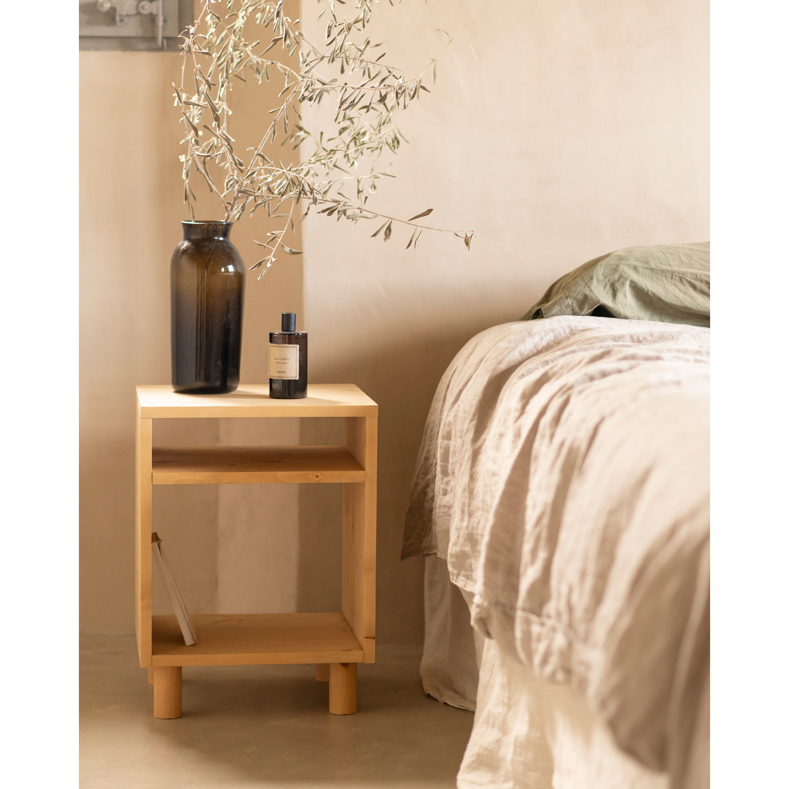 Mesita de noche de madera maciza en tono roble medio de 51x32cm Alto: 50.5 Largo: 32 Ancho: 37.5