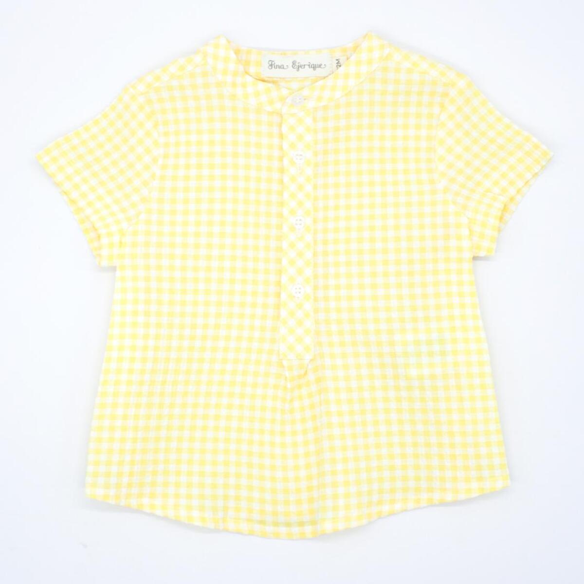 Camisa de manga corta estampado de vichy amarillo. Cuello mao y bolsillo en el delantero.