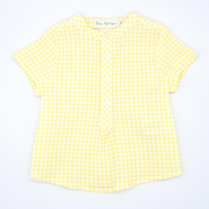 Camisa de manga corta estampado de vichy amarillo. Cuello mao y bolsillo en el delantero.