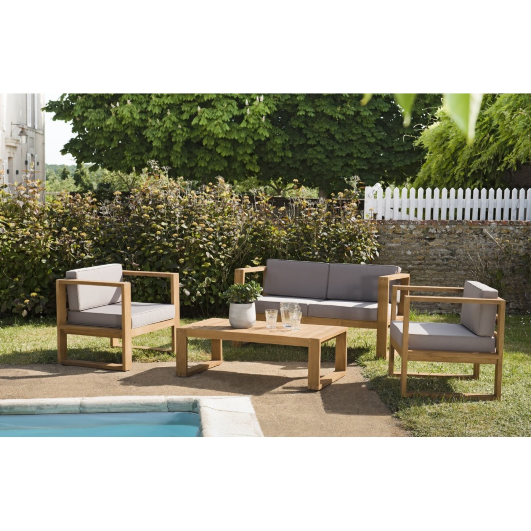 KIM - SALON DE JARDIN EN BOIS TECK - 1 canapé 2p. , 2 fauteuils coussins waterproof et table basse rectangulaire 110x60 cm