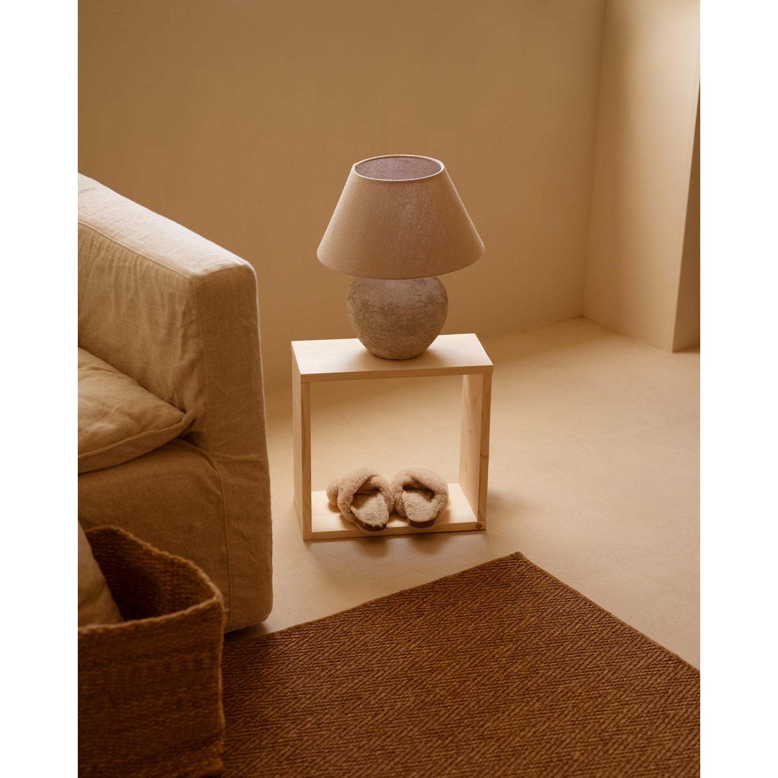 Estanteria de madera maciza en tono natural Alto: 38 Largo: 40 Ancho: 20