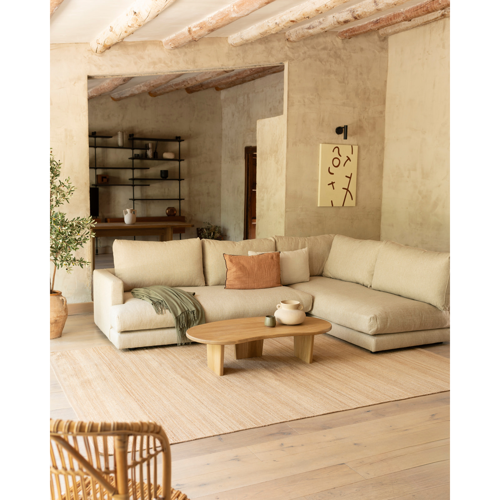 Table basse en bois massif de peuplier avec des formes organiques et trois pieds de 120cm Hauteur: 30 Longueur: 120 Largeur: 59.4