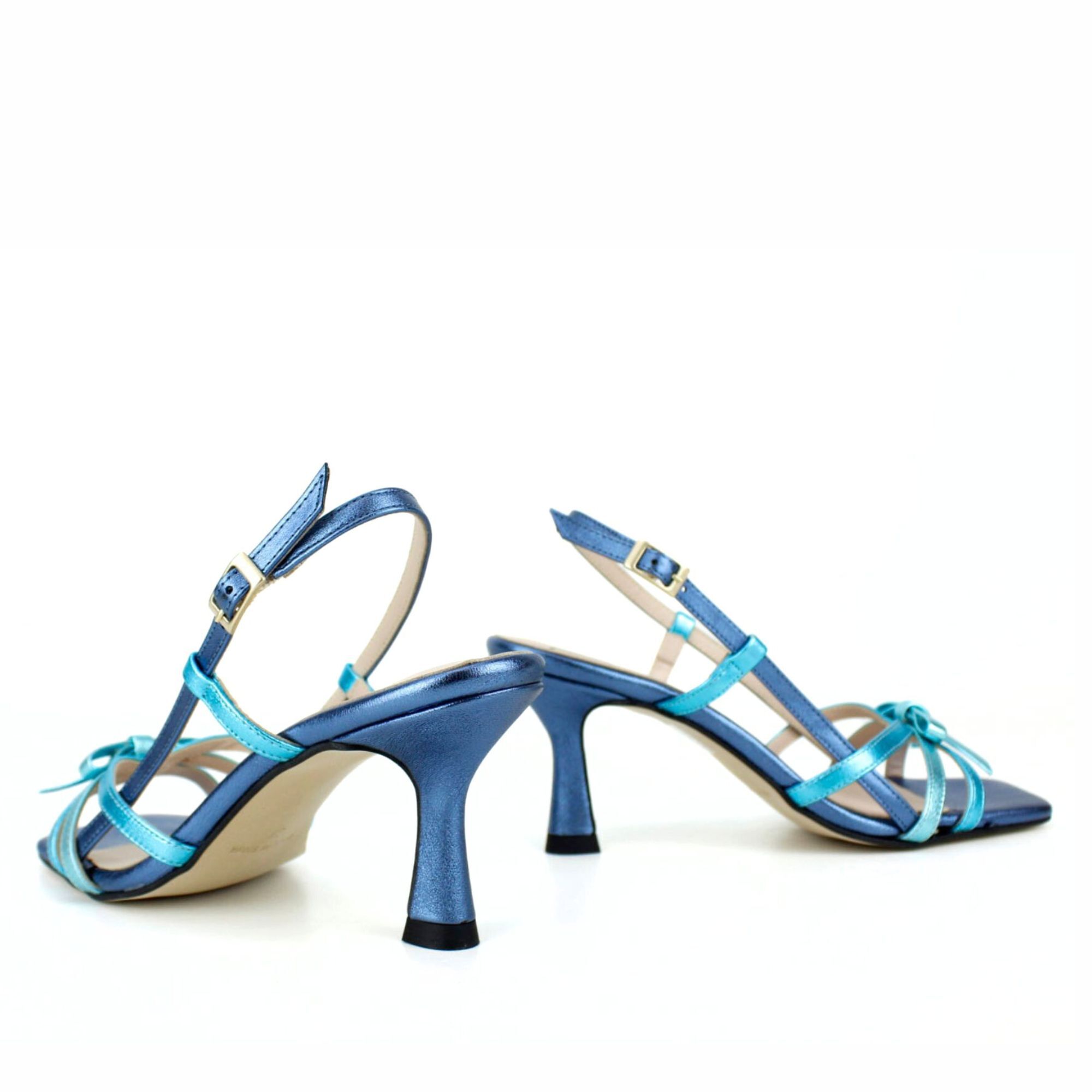 Sandalia con adorno en lacito. Tacón 6 cm