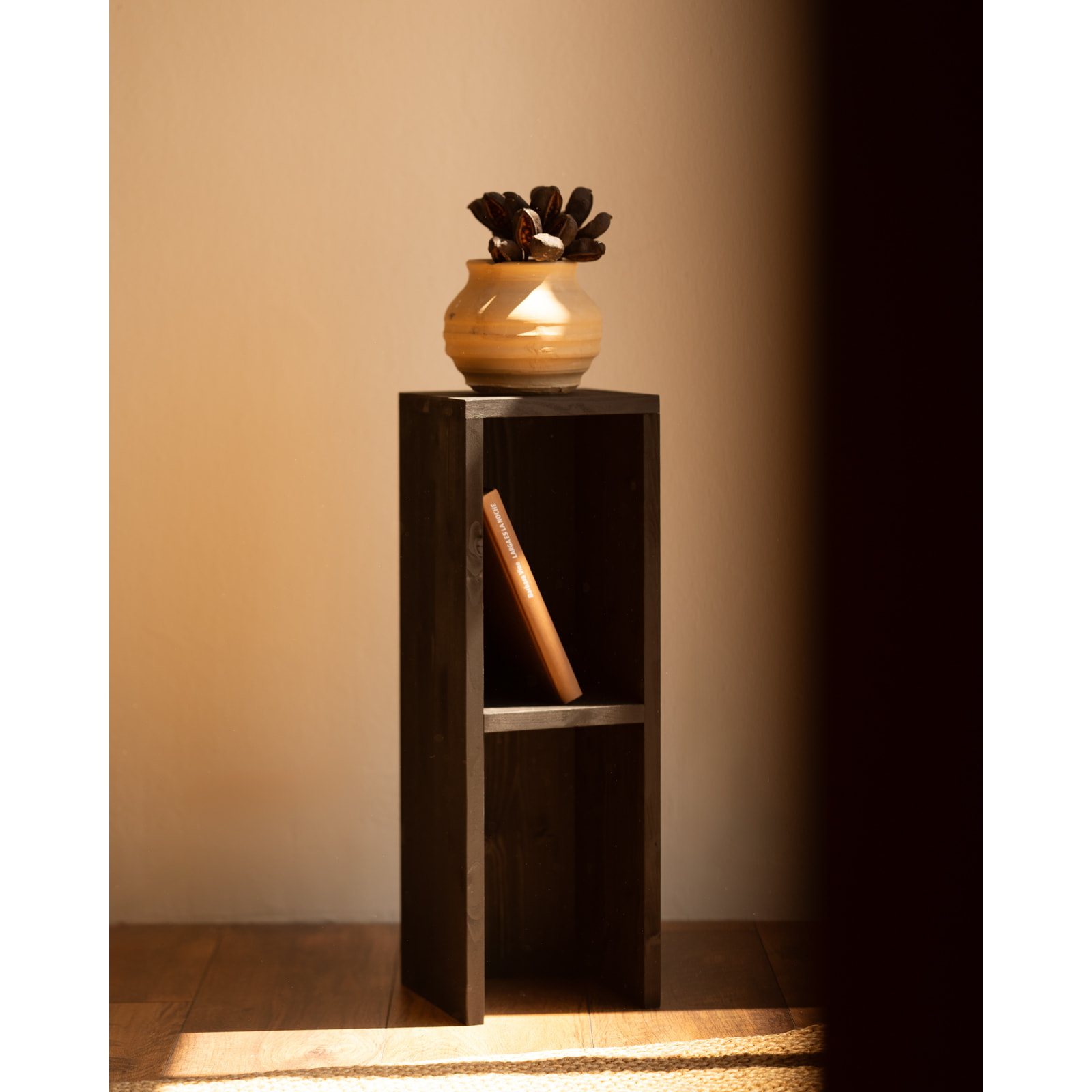 Pack 2 mesitas de noche o auxiliares de madera maciza en tono negro 60x20cm Alto: 60 Largo: 20 Ancho: 20