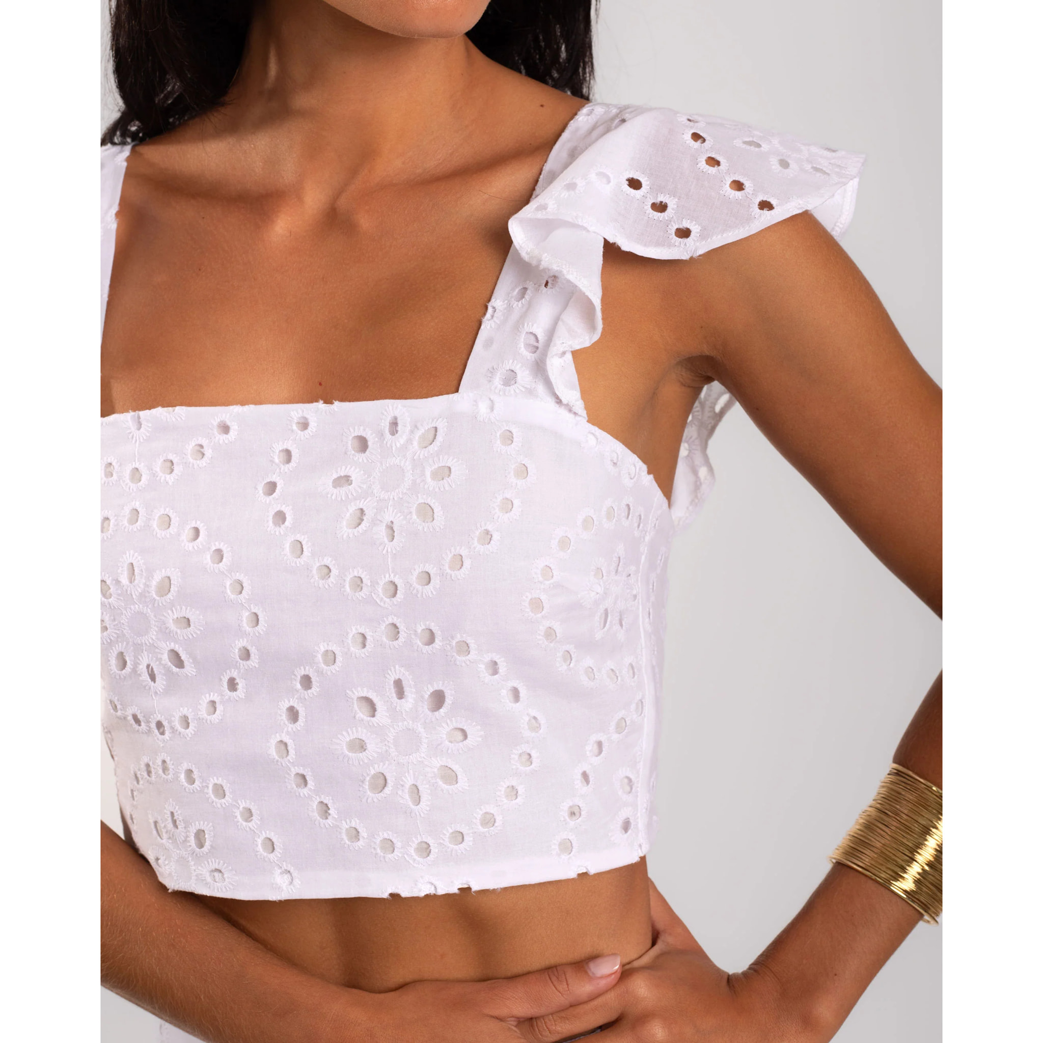 Top de mujer bordado con corte crop y espalda ajustable