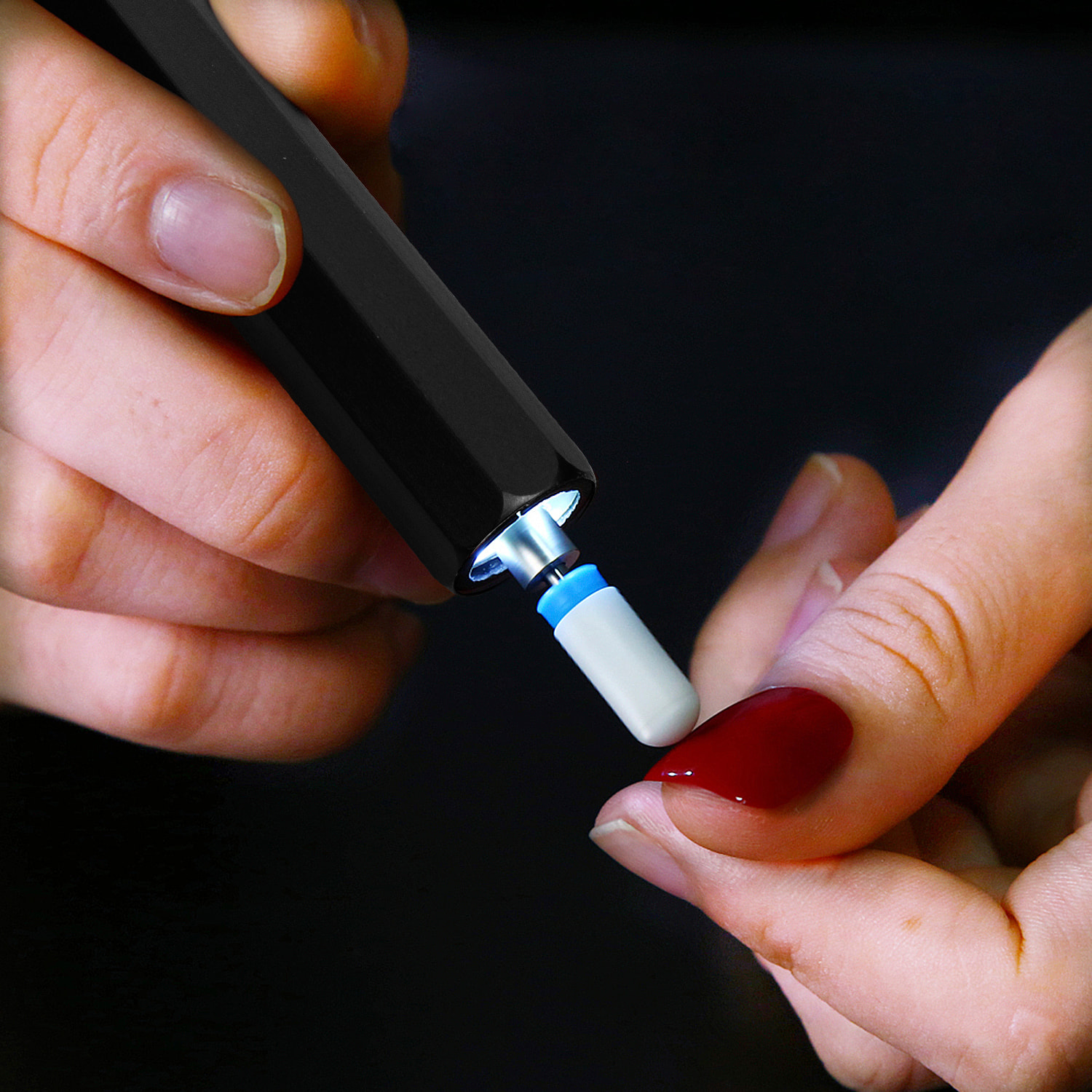 Mini buffer per unghie. Corpo in metallo, luce LED, selettore di direzione di rotazione. Batteria ricaricabile.