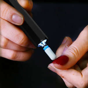 Mini buffer per unghie. Corpo in metallo, luce LED, selettore di direzione di rotazione. Batteria ricaricabile.