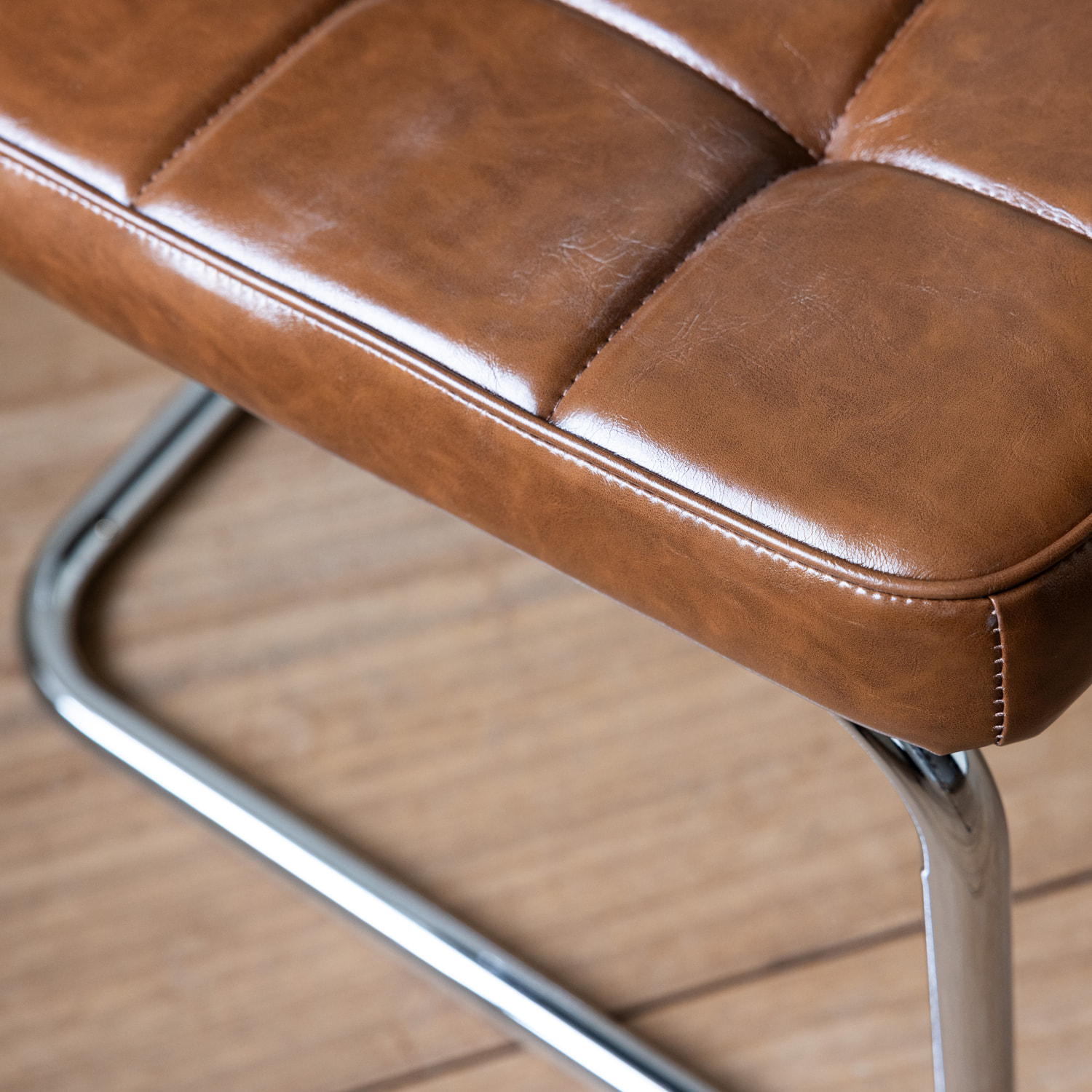Lot de 2 chaises cantilever en simili marron MARIA