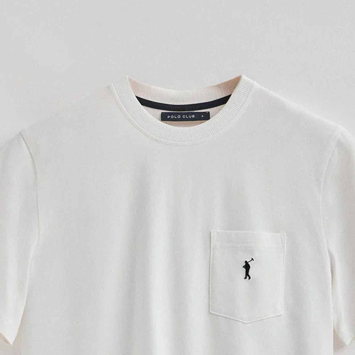 Camiseta blanca con bolsillo y bordado Rigby Go.