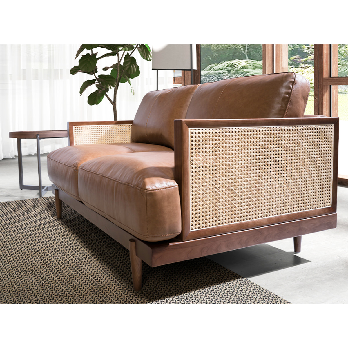 Sofá Angel Cerdá de 2 plazas tapizado en piel de origen vacuno en marrón patas de madera en nogal 164x96x83cm