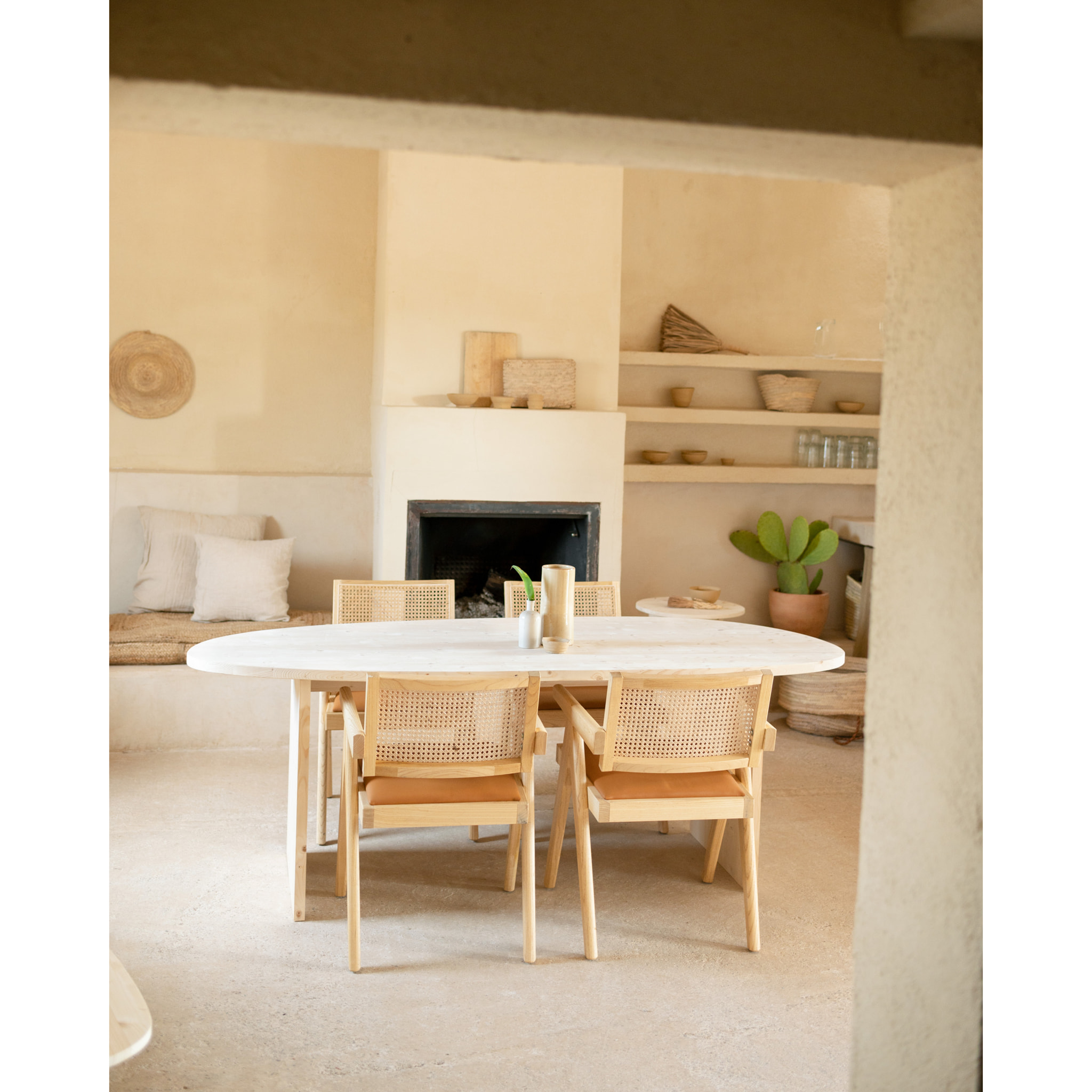 Table de salle à manger en bois massif ton naturel en différentes tailles