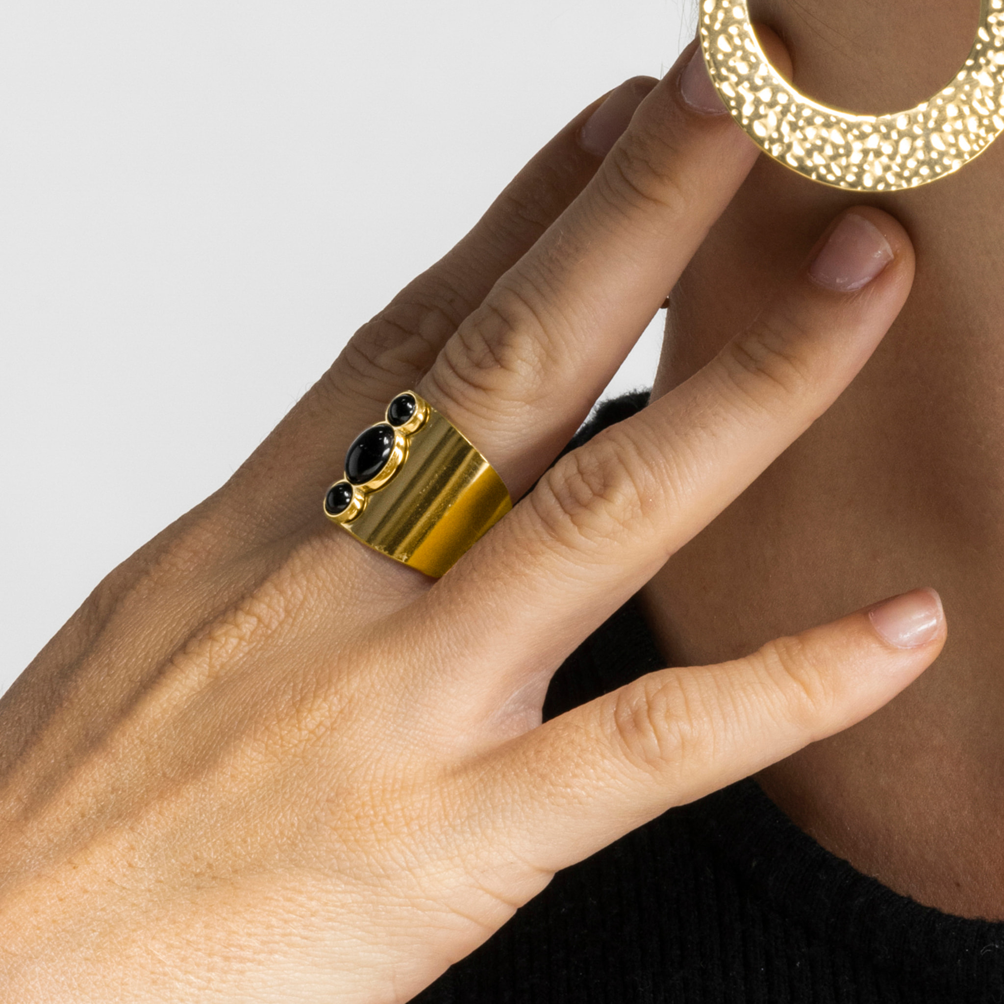 Anillo con Onix acabado oro 18k