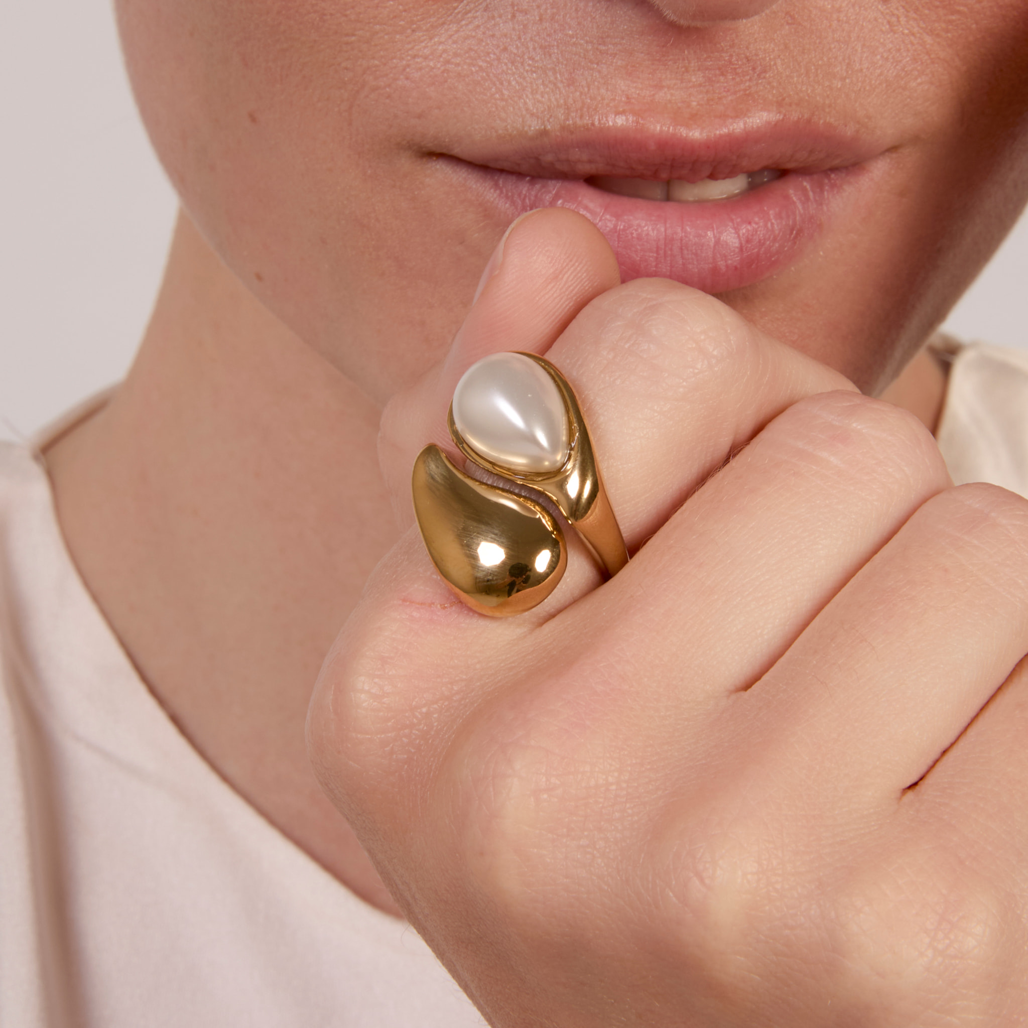Anillo Dehan acabado oro amarillo 18k