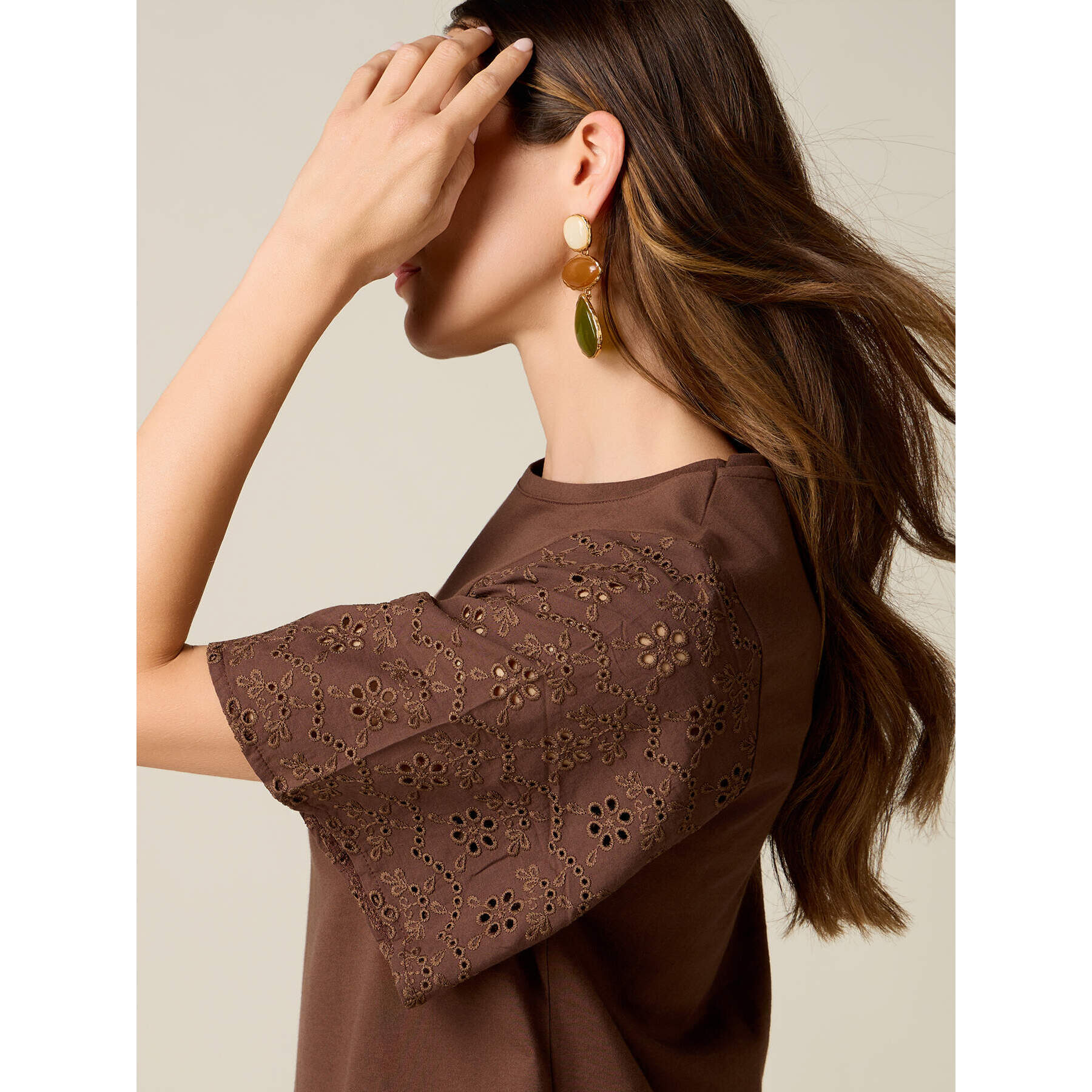 Oltre - T-shirt con maniche in sangallo - Marrone