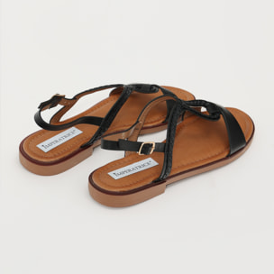 Sandali bassi in simil pelle con fasce intrecciate