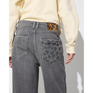 Jeans a gamba dritta con stampa leopardata ed effetto similpelle