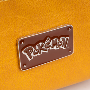 Mochila Ocre Pokémon Premium. Espacioso compartimento principal con bolsillo delantero y trasero. Con accesorio pompom