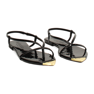 Sandalias planas negras estilo minimalista