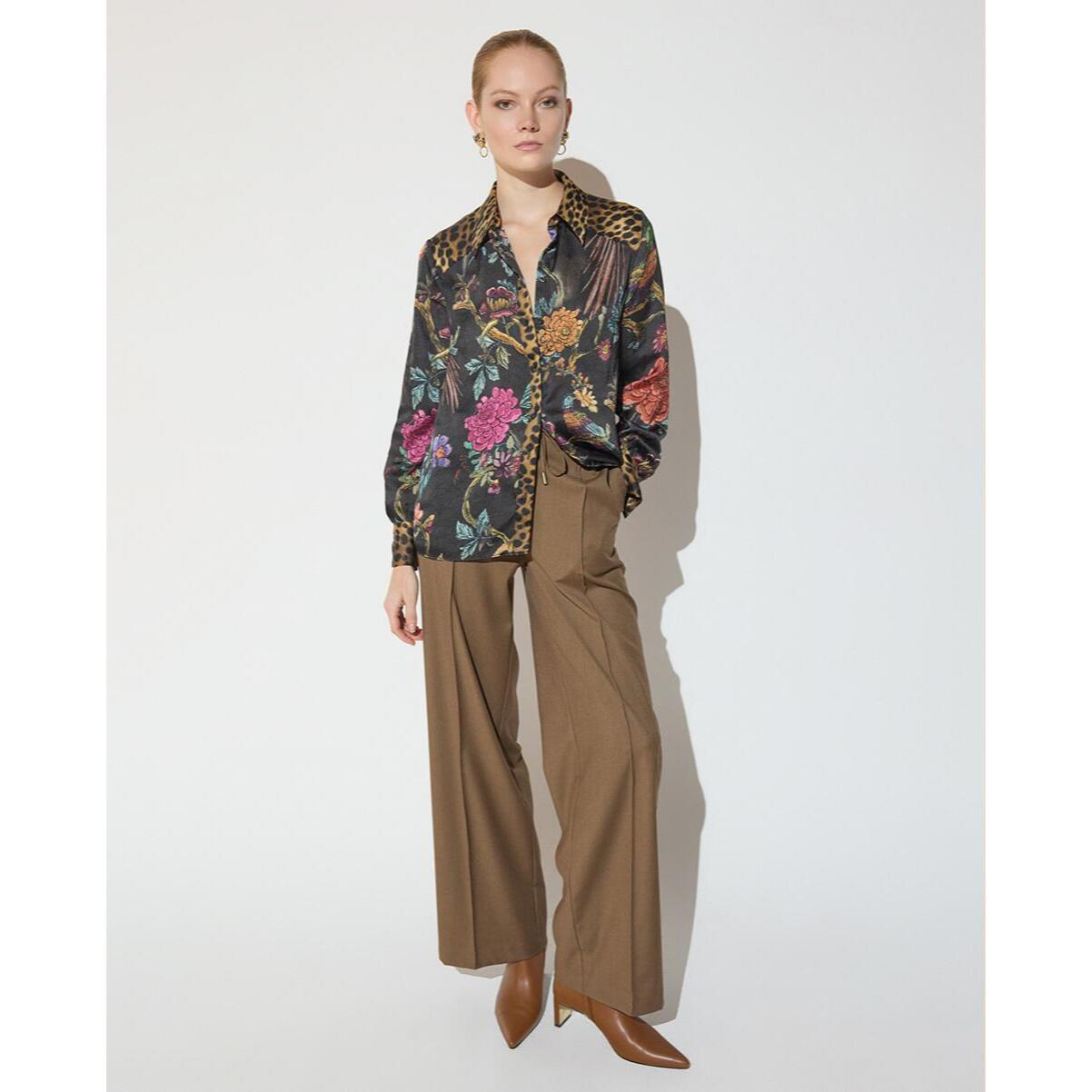 Camicia classica con una combinazione di stampe animalier e motivi floreali.