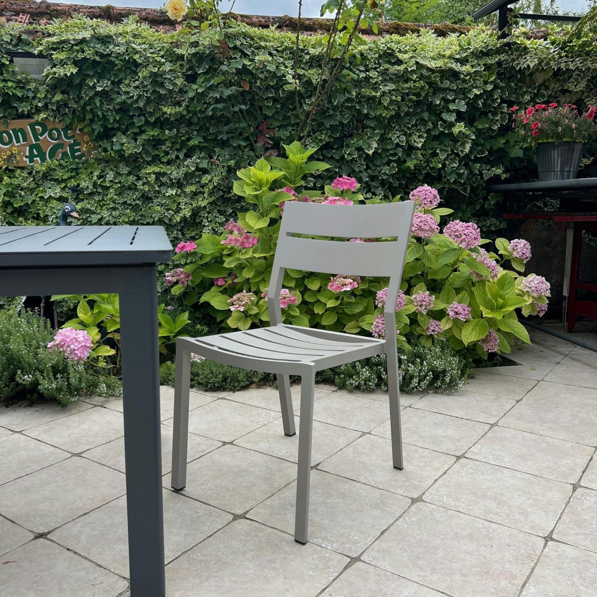 Chaise de jardin en aluminium gris sable (lot de 2) STOCKHOLM
