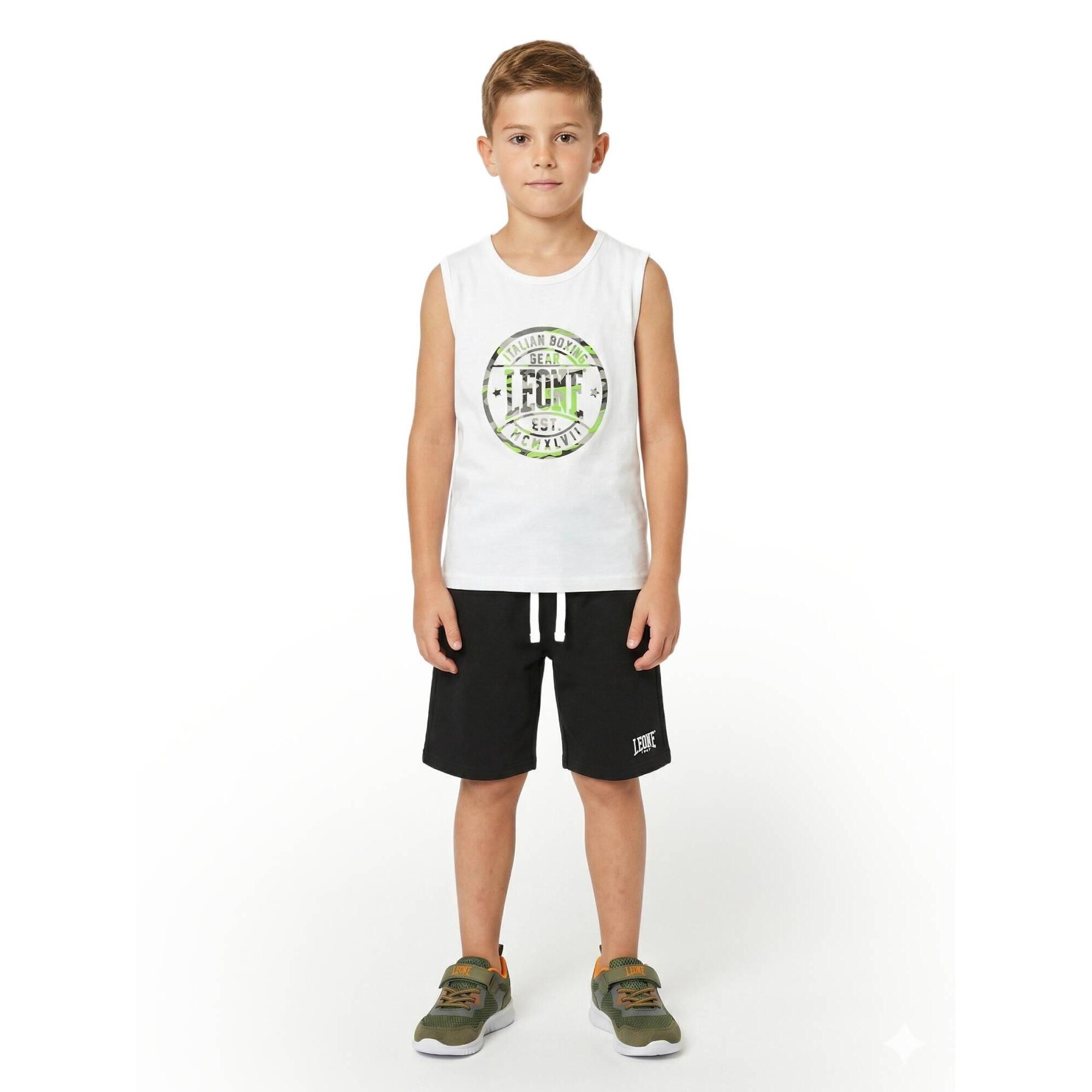 Conjunto de camiseta sin mangas flúor militar para niño y bermudas.