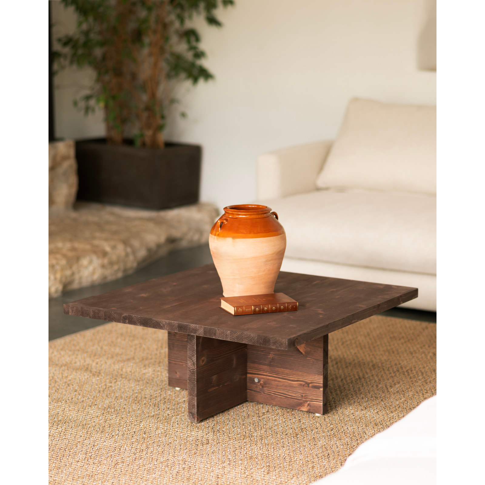 Mesa de centro cuadrada de madera maciza en tono nogal de 80x80cm Alto: 33.2 Largo: 80 Ancho: 80