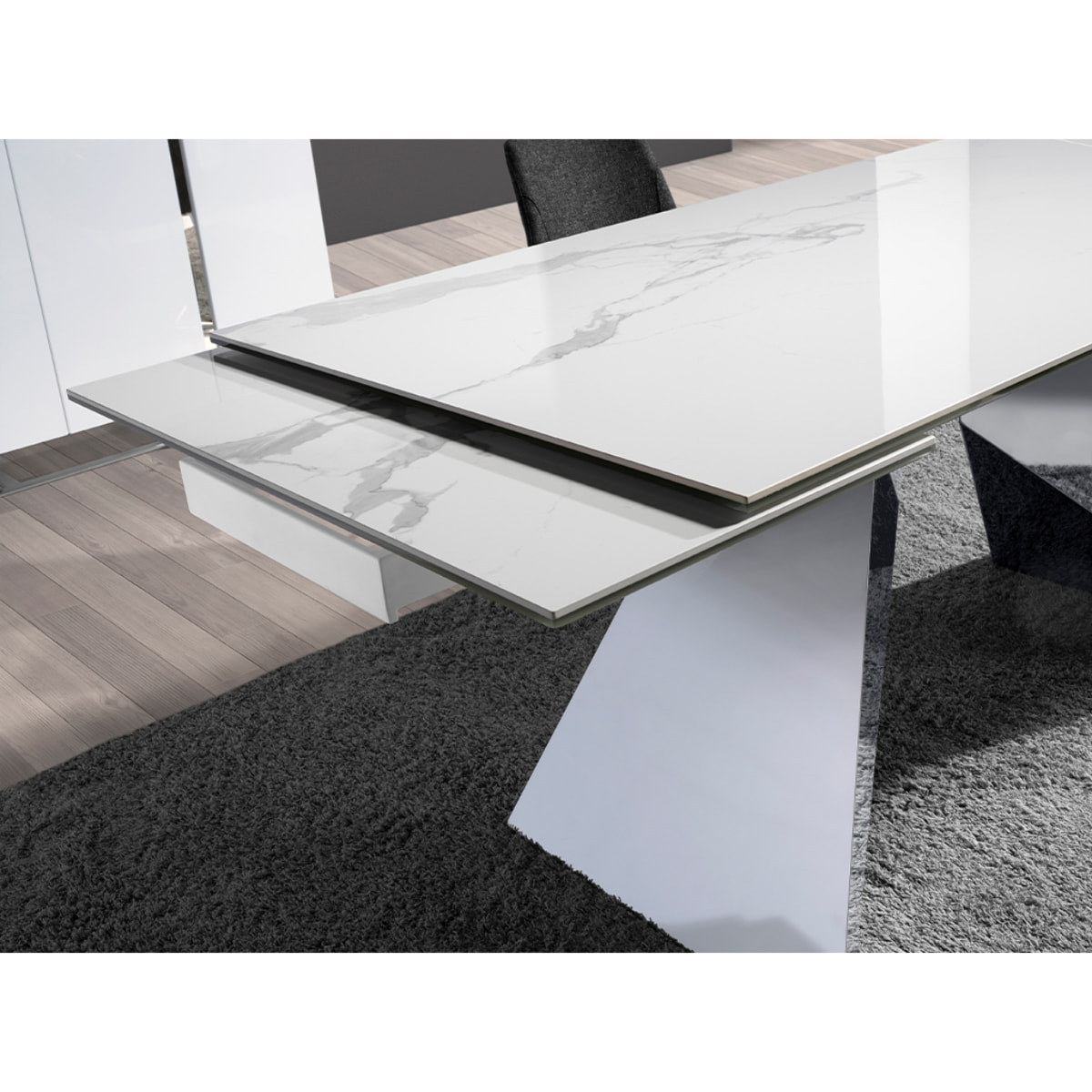Mesa comedor extensible rectangular con tapa de mármol porcelánico blanco con vetas en gris en acabado brillo 160x90x76cm