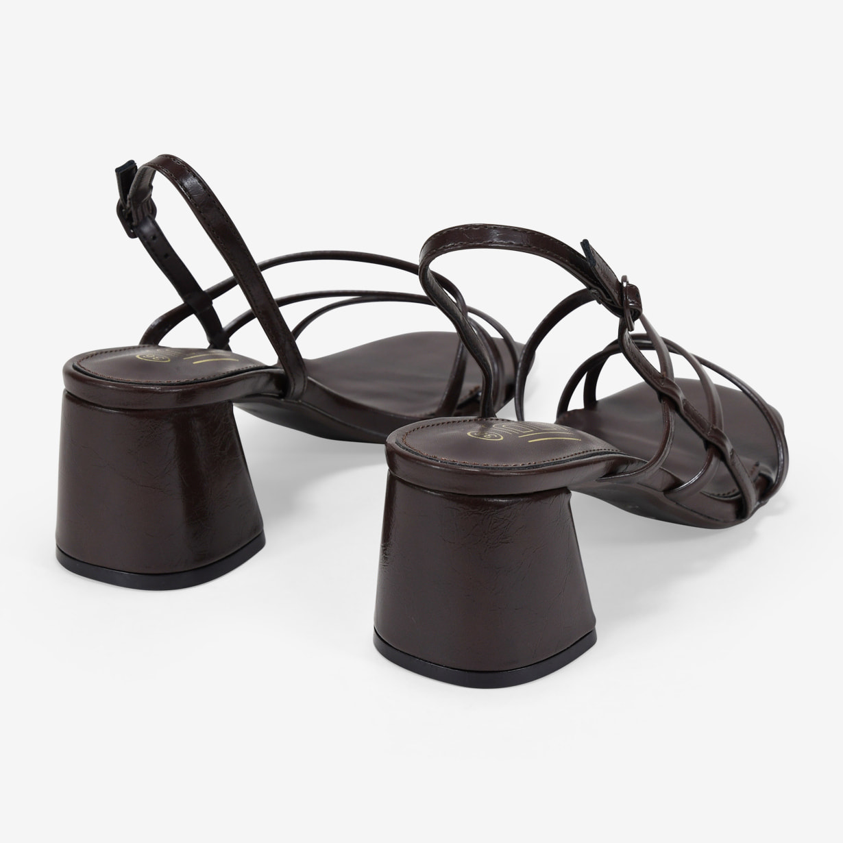 Sandalias de tacón marrones con tiras