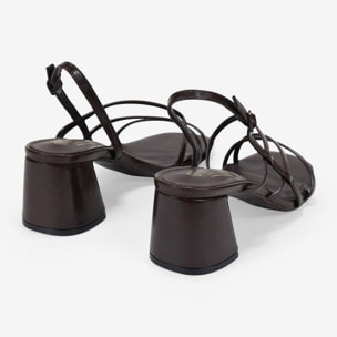 Sandalias de tacón marrones con tiras