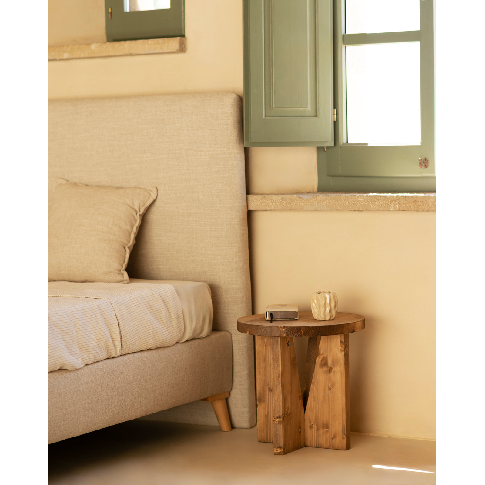 Mesita de noche de madera maciza en tono roble oscuro de 40x40cm Alto: 40 Largo: 40 Ancho: 40