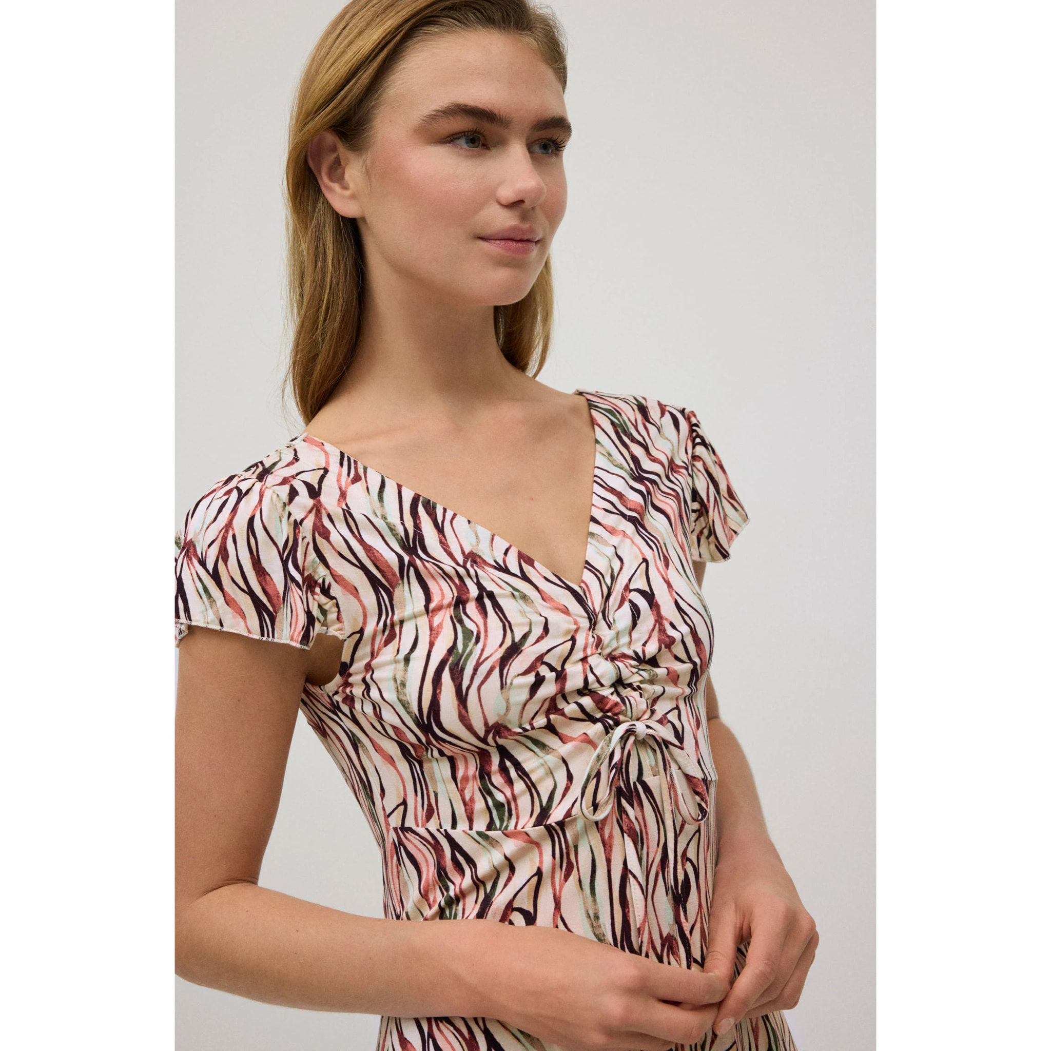 Abito corto stampato con scollo a V