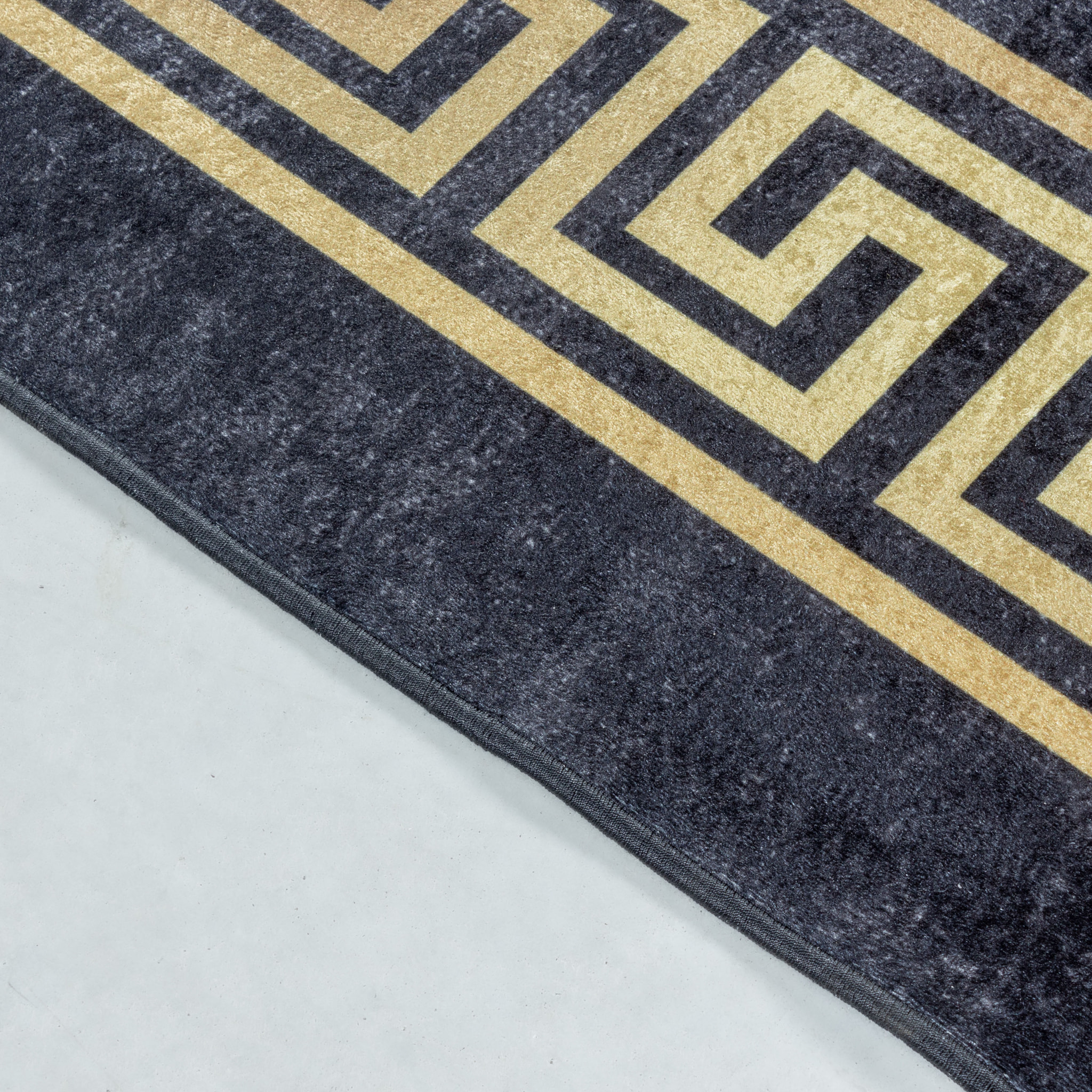 FIESTA - Tapis à frise grecque noir et doré