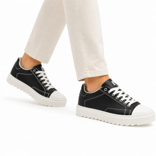 Sneakers in pelle con fondo in gomma