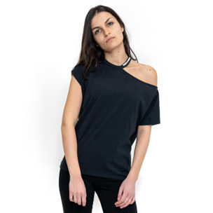 Camiseta de mujer blanca y negra de un solo hombro