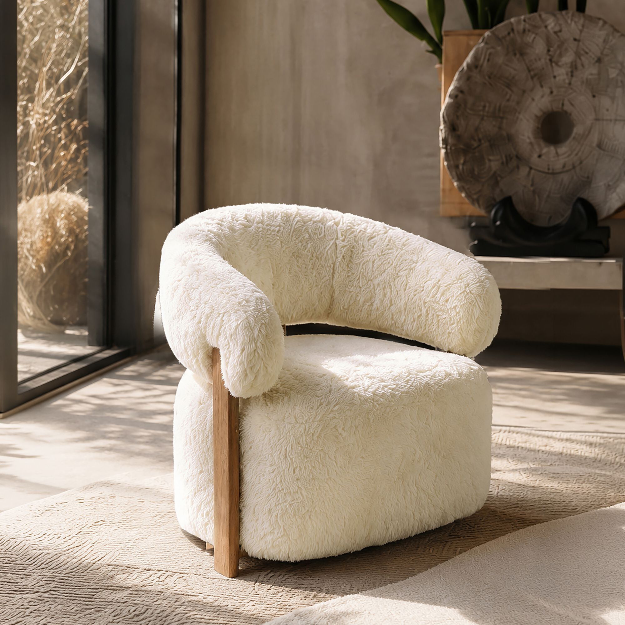 Fauteuil arrondi en tissu chenille effet fourrure écru NOUBIA