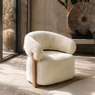 Fauteuil arrondi en tissu chenille effet fourrure écru NOUBIA