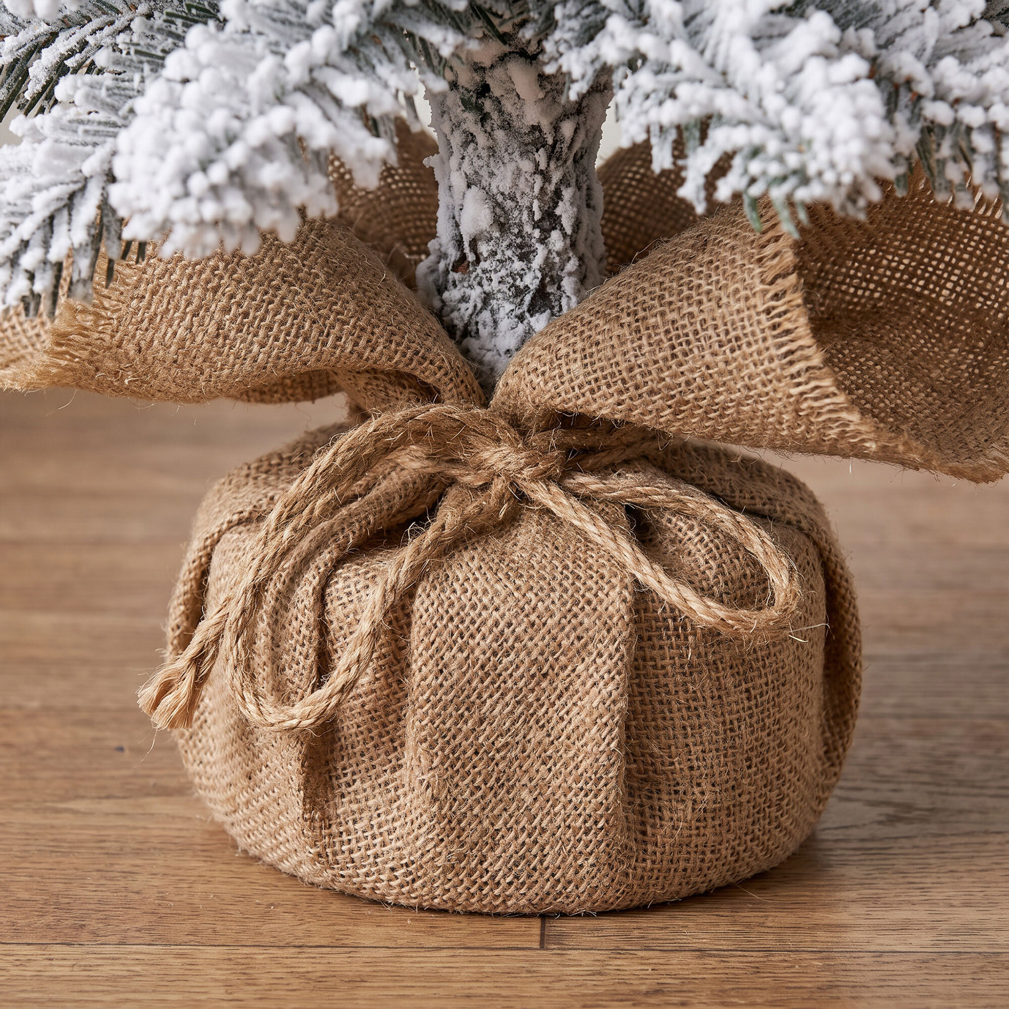 Sapin de Noël artificiel enneigé dia. 46 x 90H cm aspect Nordmann pied toile de jute