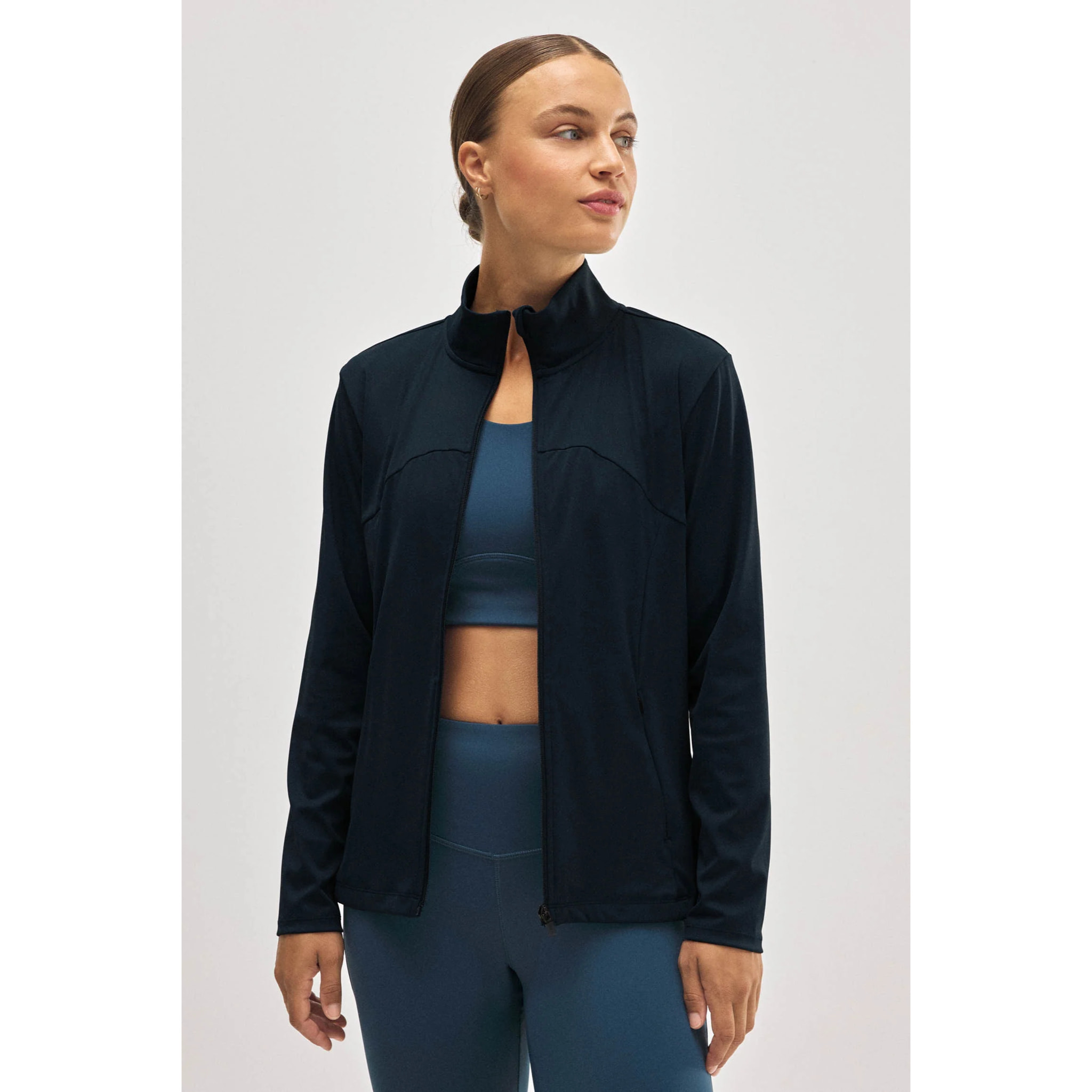 Giacca sportiva nera traspirante e aderente