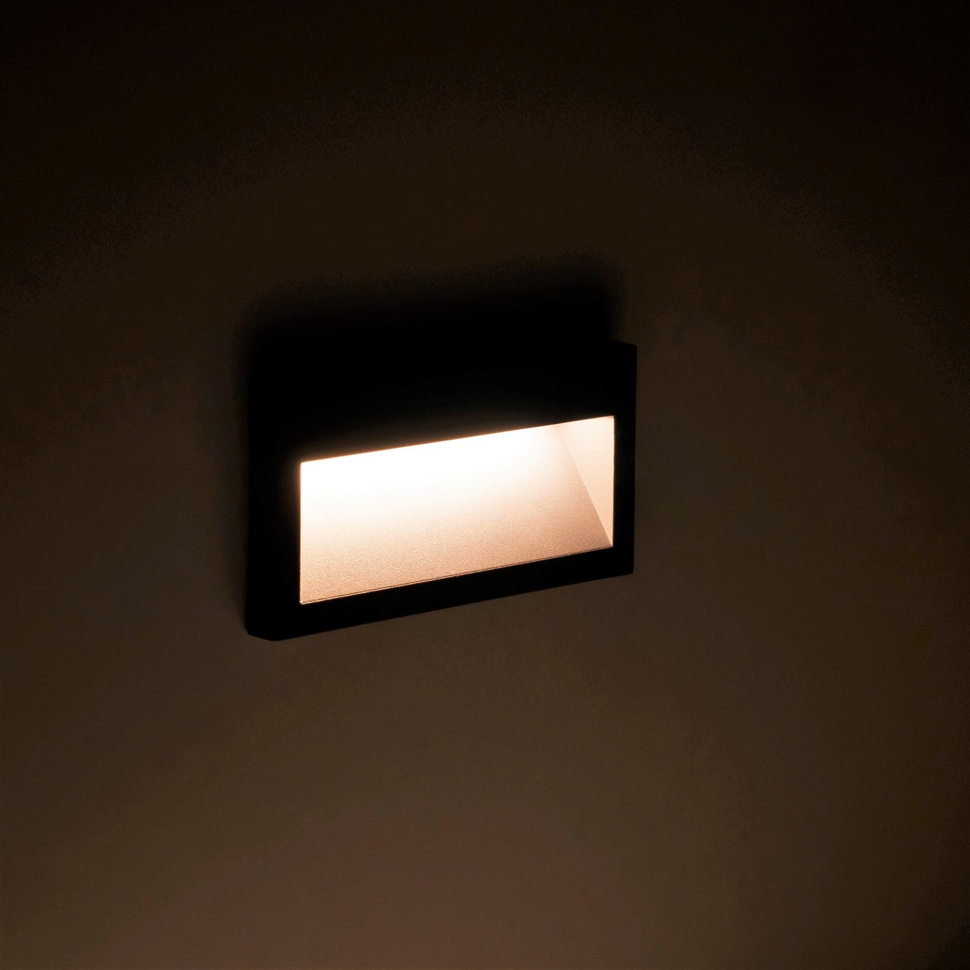 Medi empotrable de pared exterior rectangular con luz led blanco cálido 3000K en color gris urbano