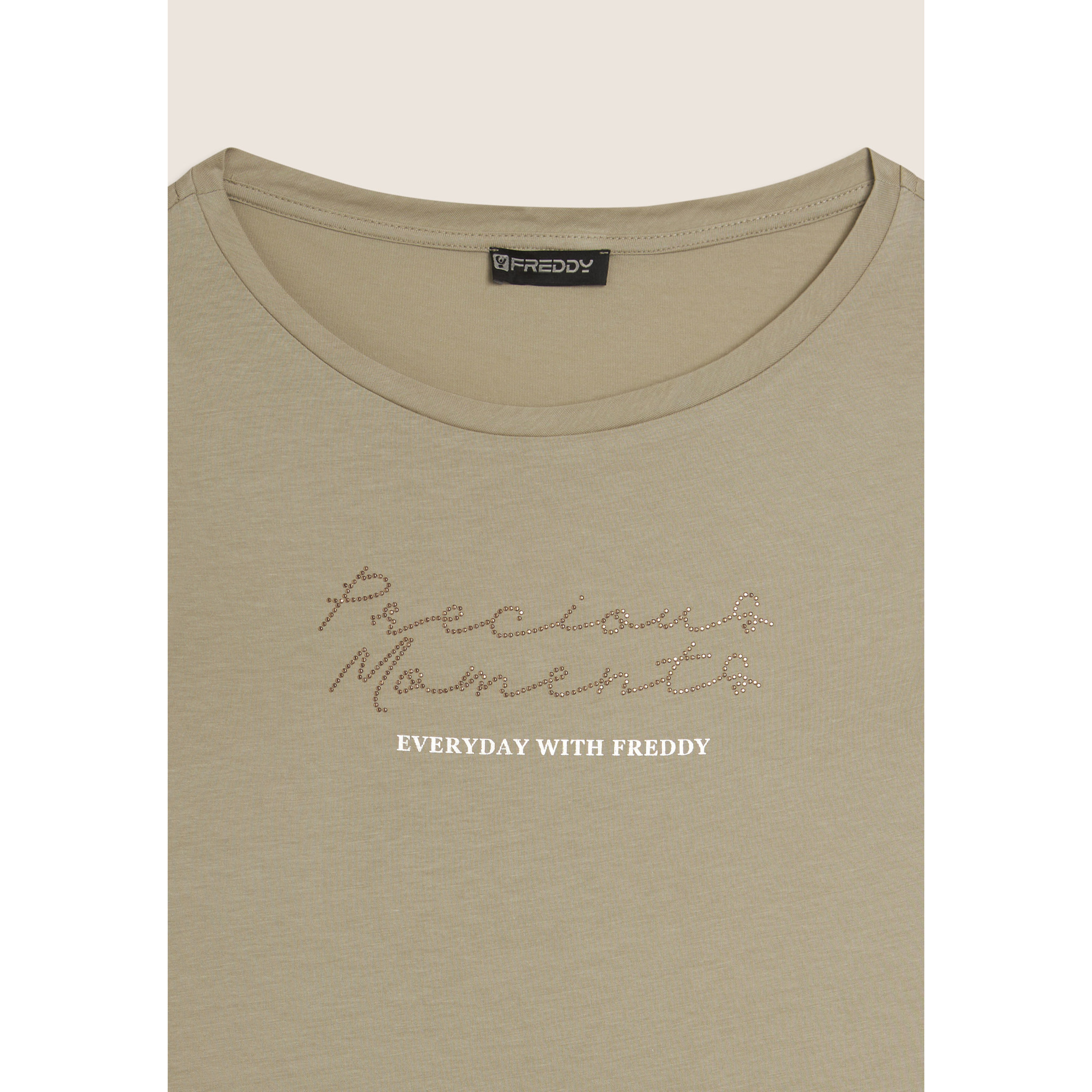 T-shirt con maniche in tessuto crinkle e scritta gioiello